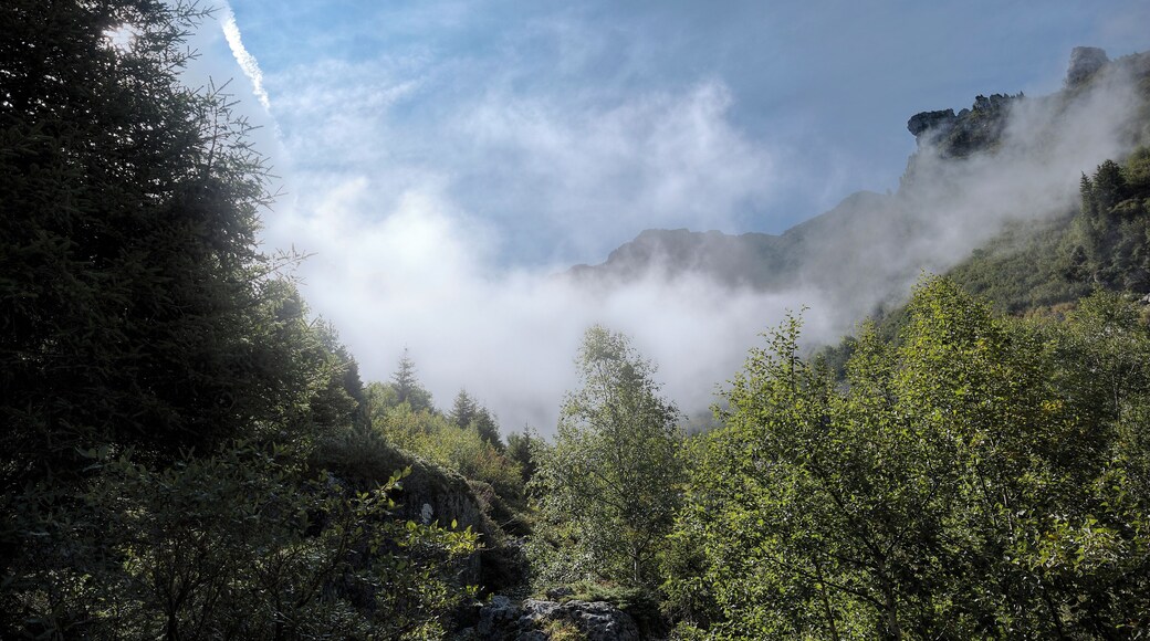 Trail climbing to Lac Crozet (GR 549 A), while the cloud forms. Belledonne, IsĂšre.