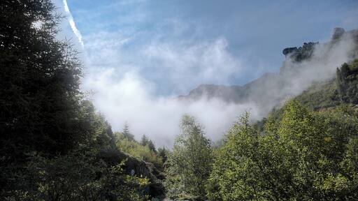 Trail climbing to Lac Crozet (GR 549 A), while the cloud forms. Belledonne, Isère.