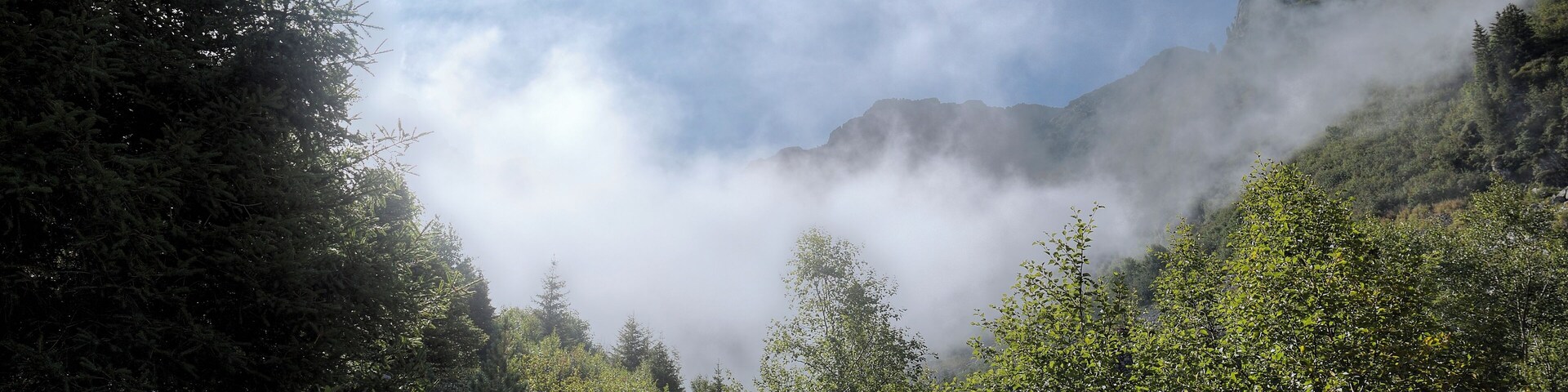 Trail climbing to Lac Crozet (GR 549 A), while the cloud forms. Belledonne, Isère.