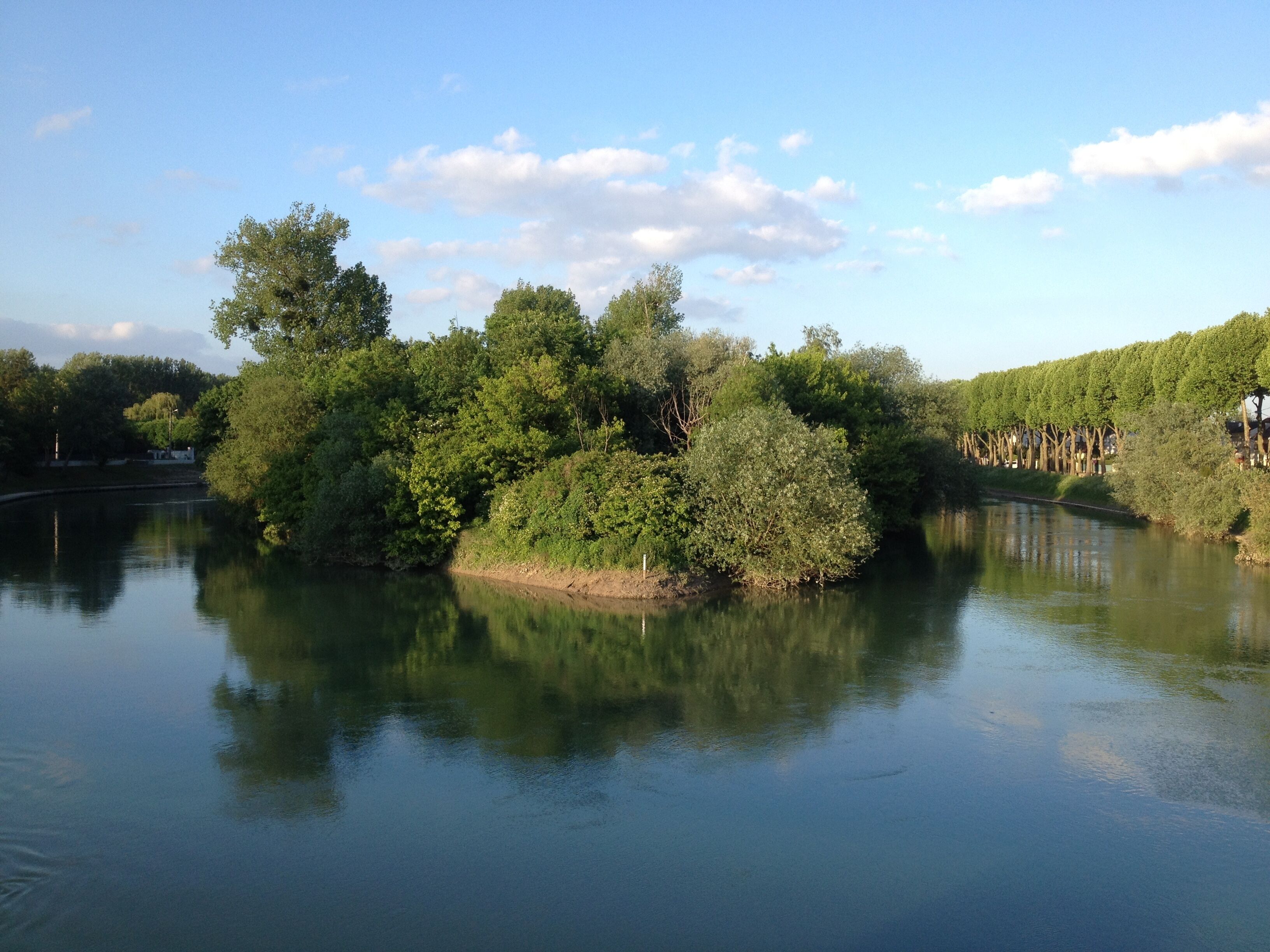 Refuge Island as seen from the footbridge over river Marne, east of Paris