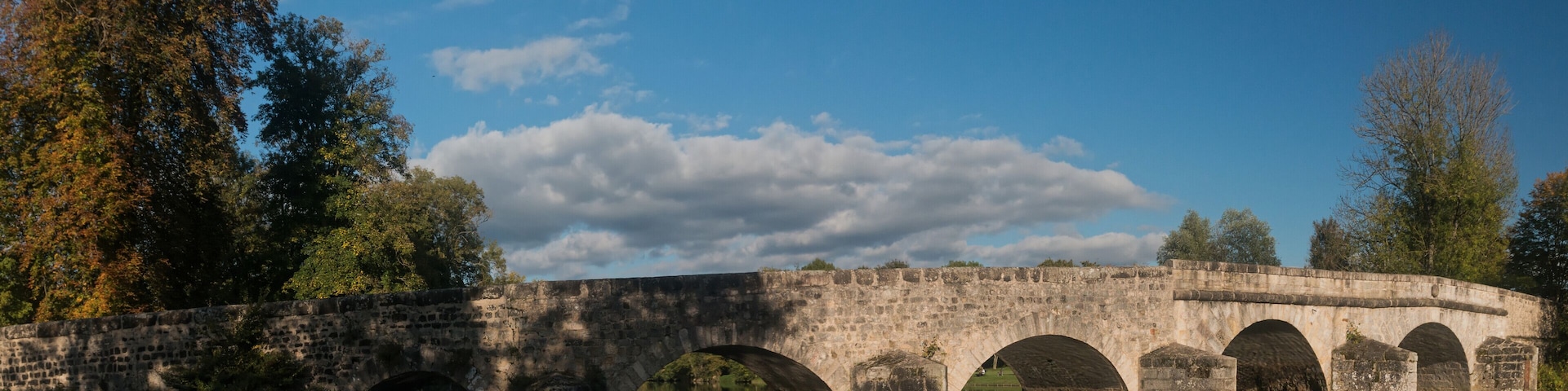 English: Former bridge upon the Loing river, seen upstream.