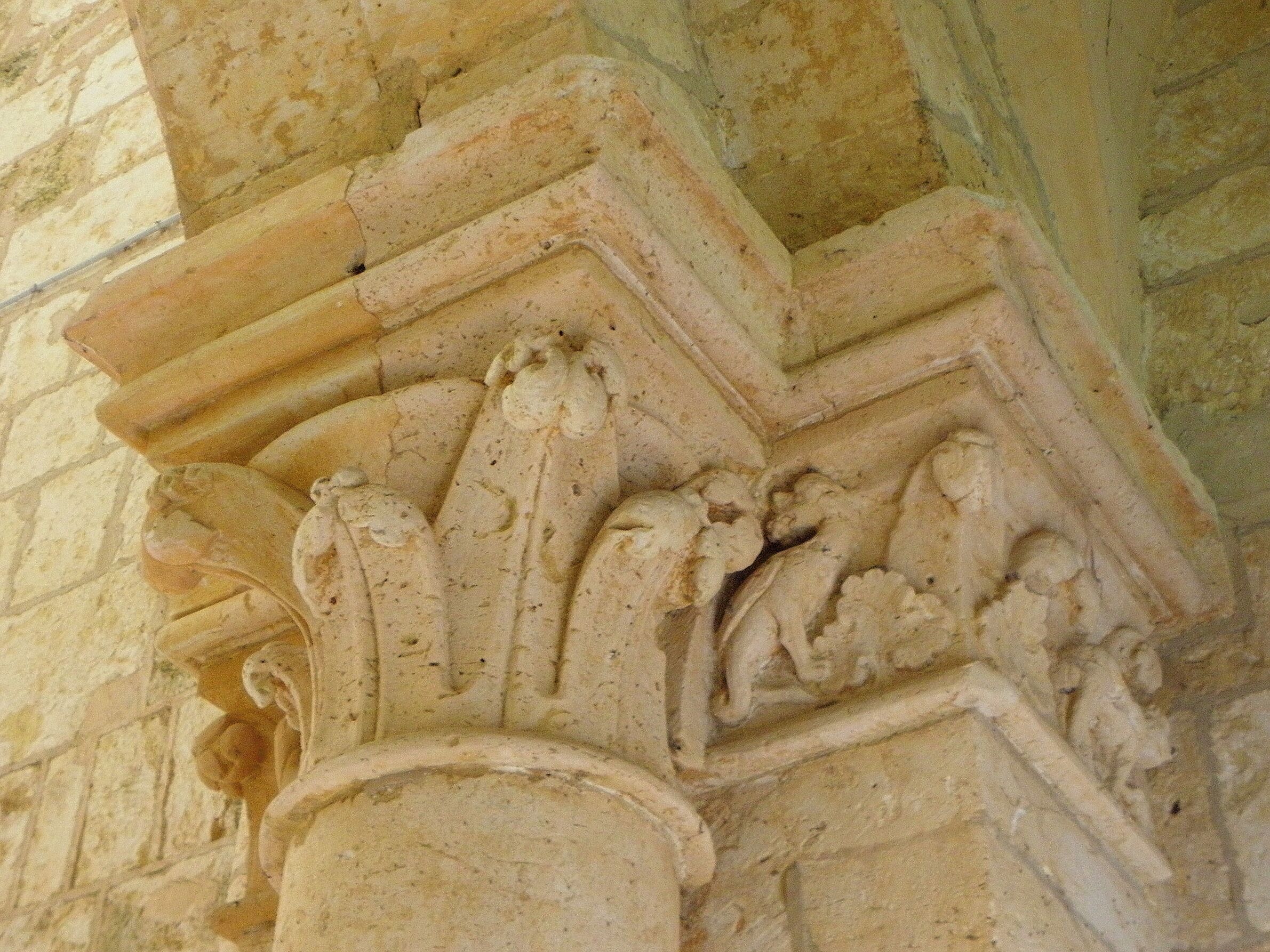 Intérieur de l'église Notre-Dame-de-l'Assomption de Voulton (77). Chapiteau de la costale nord de la nef.