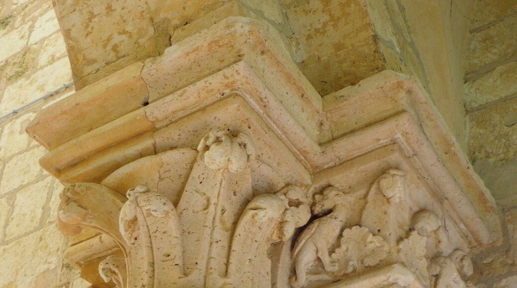 Intérieur de l'église Notre-Dame-de-l'Assomption de Voulton (77). Chapiteau de la costale nord de la nef.