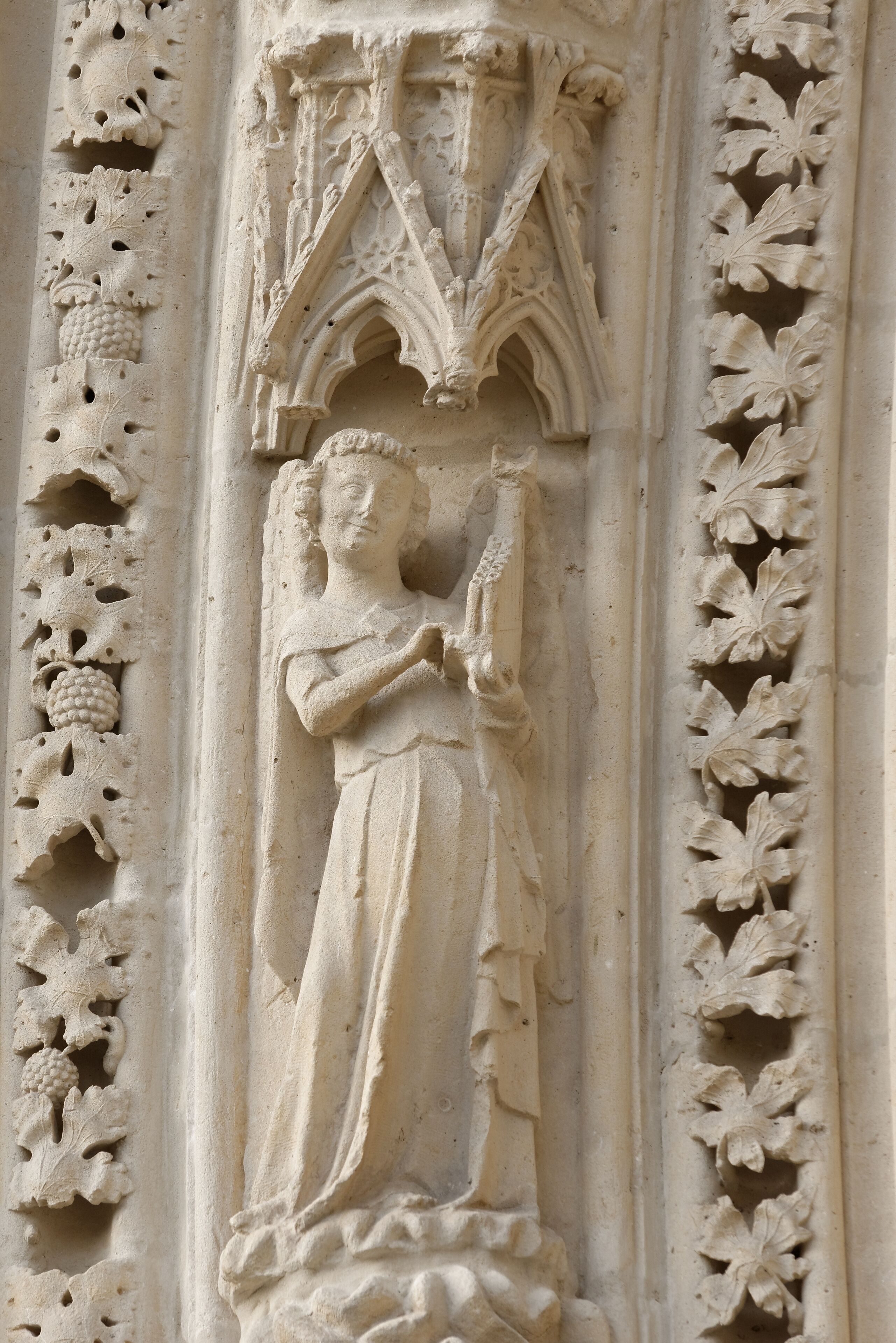 Ange de l'archivolte du portail occidental de l'église Saint-Sulpice de Saint-Sulpice-de-Favières.