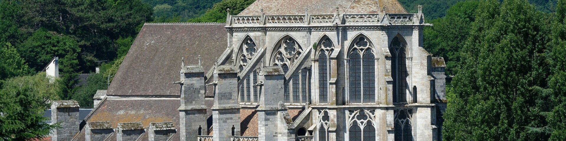 Vue de l'église Saint-Sulpice de Saint-Sulpice-de-Favières depuis le chemin des Graviers, sur les hauteurs du village.