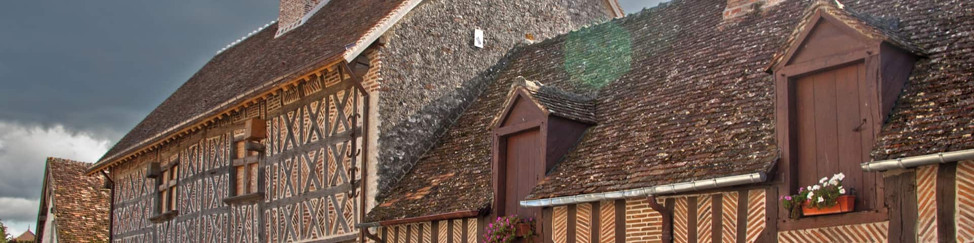 Courmemin (Loir-et-Cher). Rue François Premier. 47° 28' 17.77" N 1° 37' 39.32" E Maison du début du XVIème siècle (1510). La construction en pans de bois en forme de croix de Saint-André permet de mieux répartir les efforts. House from the early sixteenth century (1510). Construction timber frame shaped cross of St. Andrew to better distribute the forces.