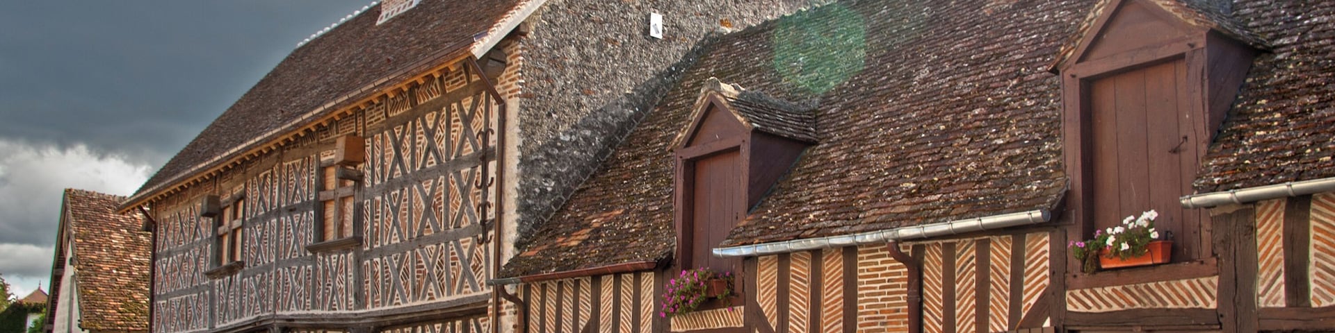 Courmemin (Loir-et-Cher). Rue François Premier. 47° 28' 17.77" N 1° 37' 39.32" E Maison du début du XVIème siècle (1510). La construction en pans de bois en forme de croix de Saint-André permet de mieux répartir les efforts. House from the early sixteenth century (1510). Construction timber frame shaped cross of St. Andrew to better distribute the forces.