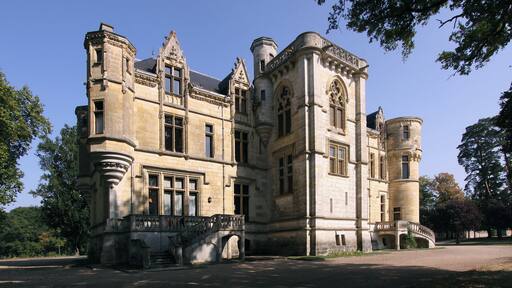 Schloss La Brosse im französischen Département Cher - Neogotisches Bauwerk von 1866