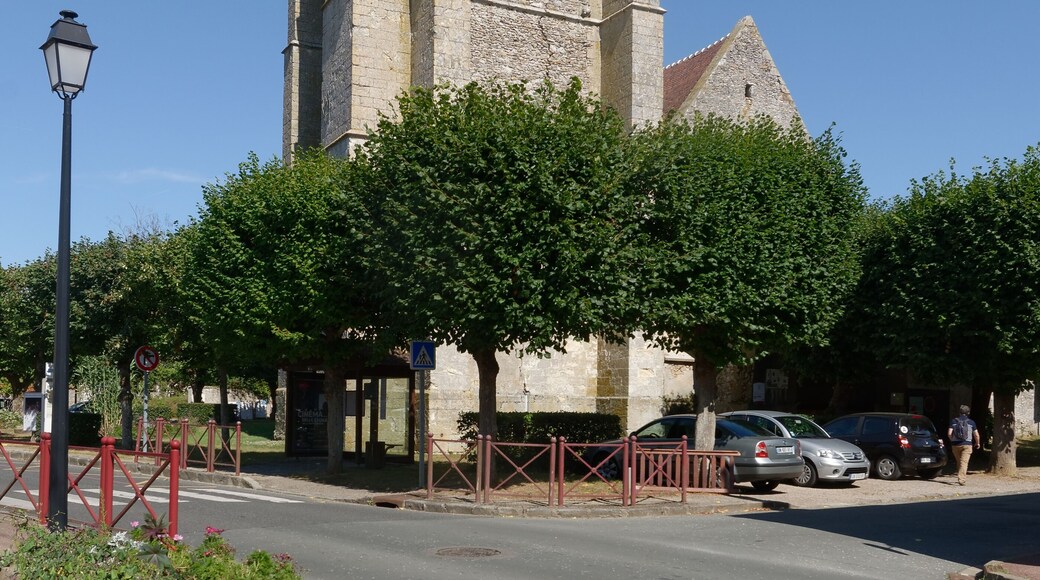 L'église Saint-Léonard des Granges-le-Roi vue depuis le croisement entre la rue de l'Air et la rue d'Angerville.