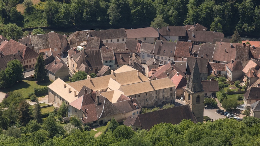 Le charmant village de Mouthier-Haute-Pierre, niché au coeur de la vallée de la Loue, avec un magnifique environnement naturel. Mouthier-Haut, avec son église du XVe siècle et ses maisons anciennes