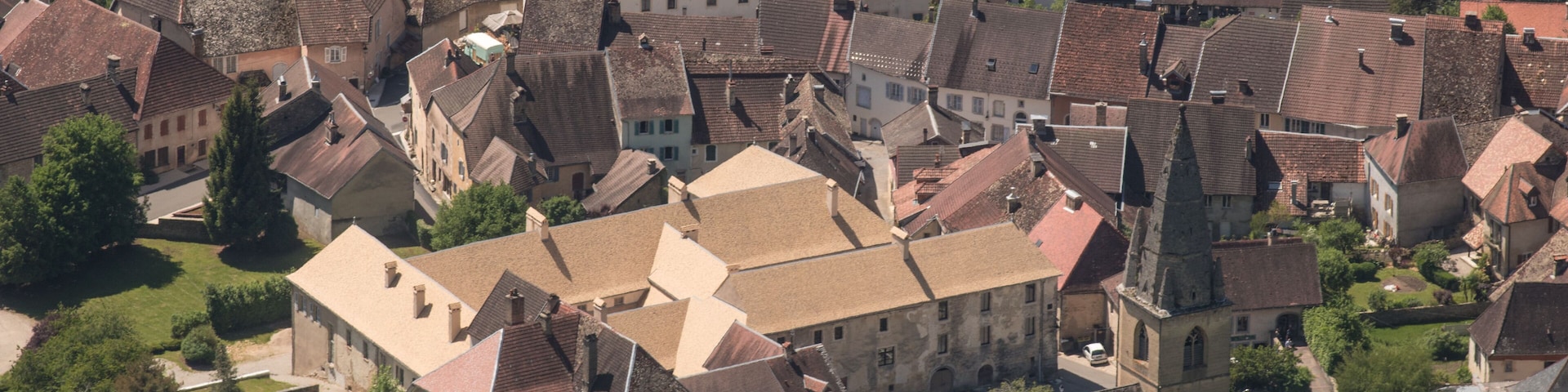 Le charmant village de Mouthier-Haute-Pierre, niché au coeur de la vallée de la Loue, avec un magnifique environnement naturel. Mouthier-Haut, avec son église du XVe siècle et ses maisons anciennes