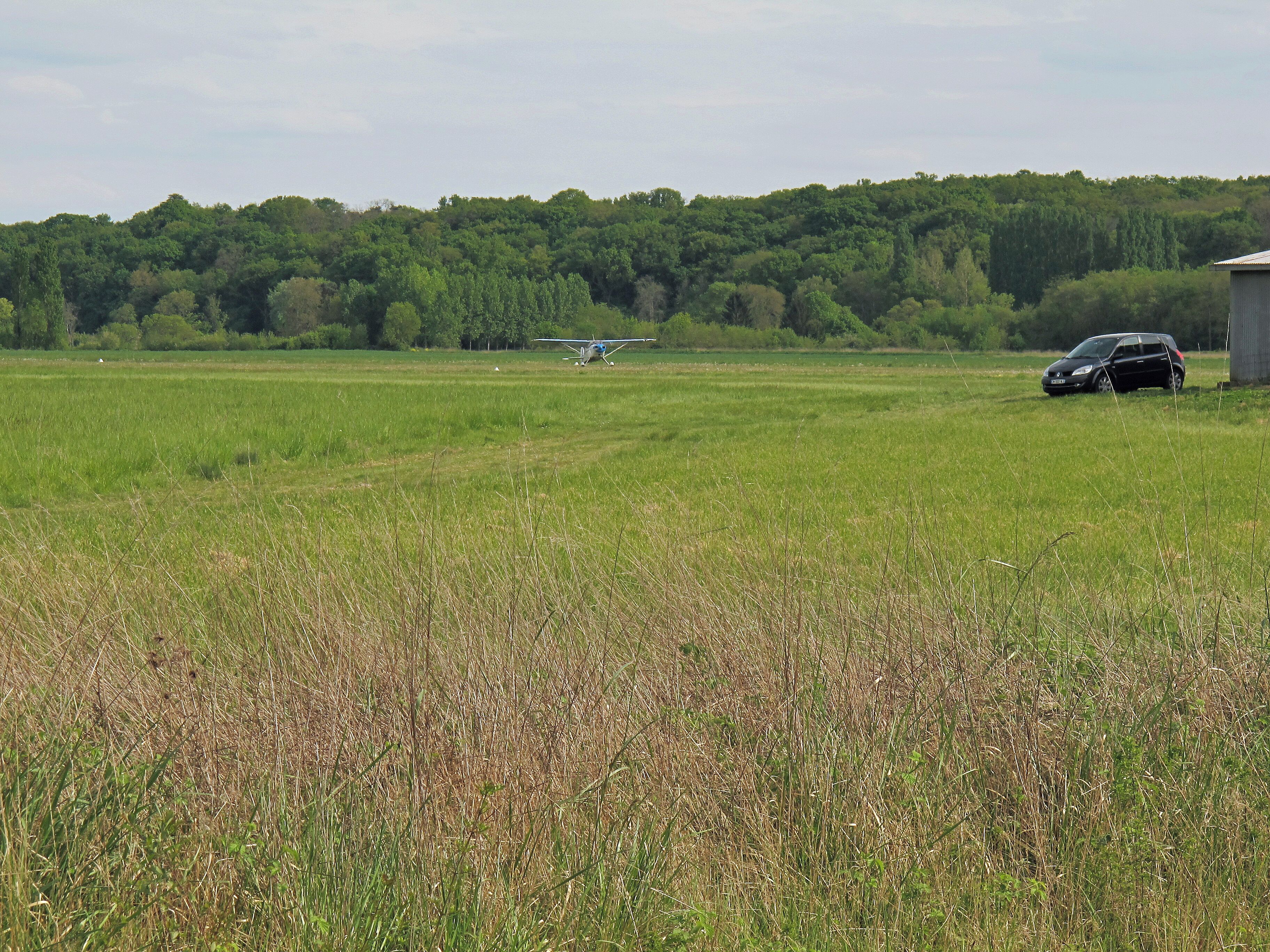 Dierre (Indre-et-Loire) L'aérodrome d'Amboise-Dierre. L'aérodrome comprend deux pistes est-ouest, une piste bitumée et une en herbe. Il est situé à 9 km d'Amboise. Aéroclub "Les Ailes Tourangelles" : www.ailestourangelles.fr/in-english/