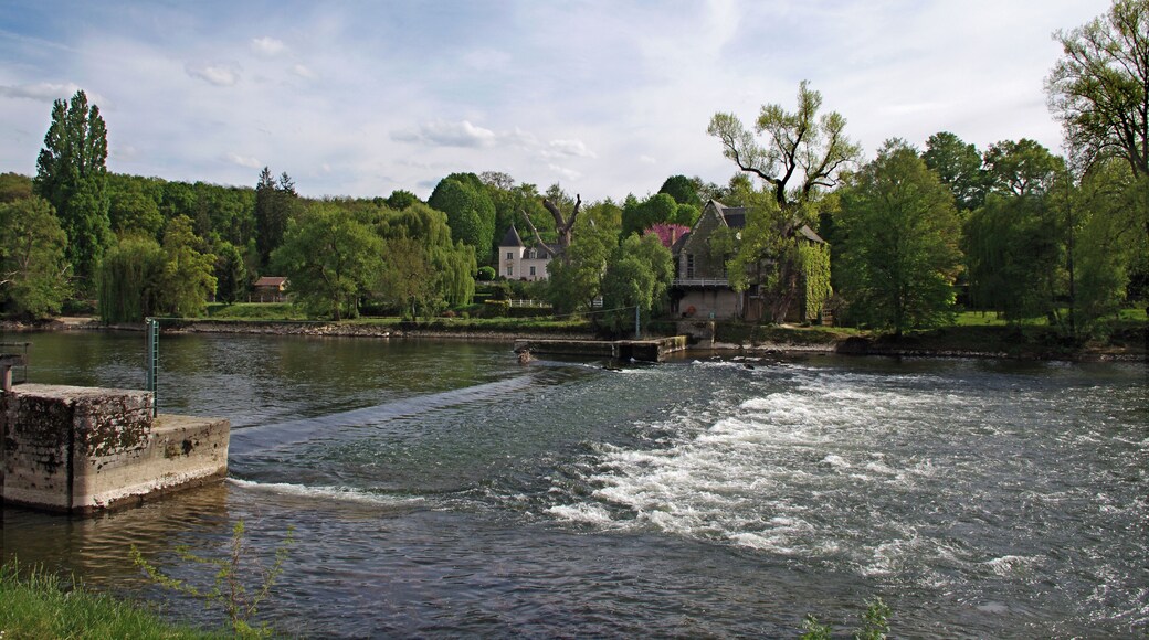 Dierre (Indre-et-Loire) Ecluse de Vallet à Dierre. A needle dam in 1840, with its lock and weir. La commune est située sur les bords du Cher, où se trouve un des barrages* à aiguilles avec écluse et déversoir, de 1840. Le barrage fait 51 mètres de long. Le barrage a été détruit en partie en octobre 2012*, il a été remis en état en juillet 2015, par la pose de 63 aiguilles (Nouvelle République du 18/7/2015). En face à gauche, sur la commune d'Athée-sur-Cher, le logis privé de La Falaise, construit au XIXe siècle dans le style néogothique. L'annuaire de Tours et Indre et Loire de 1905 nous apprend que le moulin juste en face de l'écluse était une usine électrique. Elle figure toujours dans l'annuaire de 1939. Subsistent 10 barrages (sur 16) de ce type dont 7 en Indre-et Loire. Chaque barrage est constitué d’un déversoir fixe (maçonnerie), d’un barrage mobile à aiguilles et d’une écluse. Une maison éclusière offre deux logements symétriques pour l’éclusier et le barragiste et des parties communes. La canalisation du Cher sur 61 kms de Noyers à Tours fut entreprise en 1836, pour prolonger le canal du Berry lui même construit de 1828 à 1840. Le 15 Octobre 2012, de fortes pluies annoncées à l'avance entraînent la destruction plusieurs barrages.
