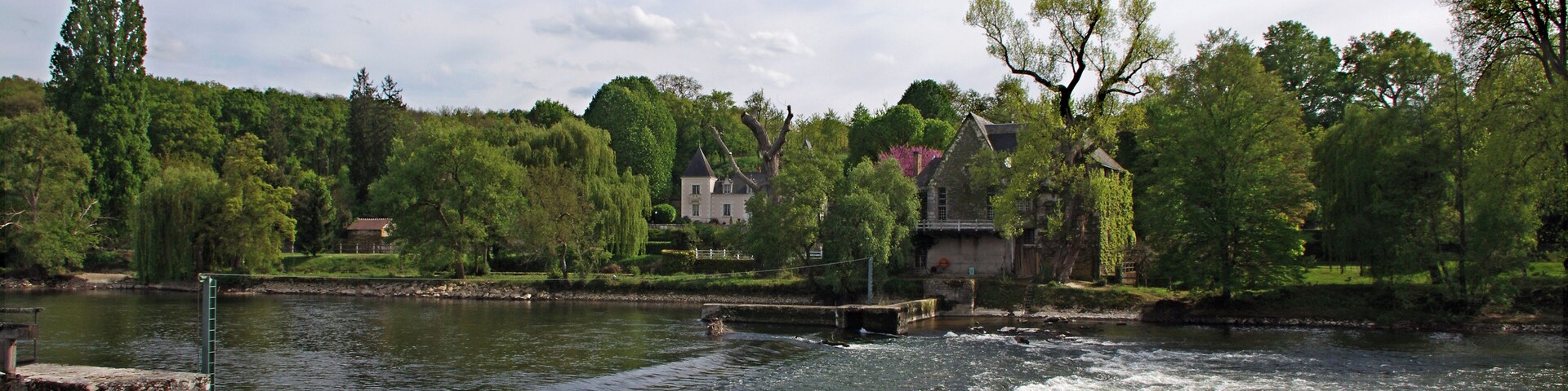 Dierre (Indre-et-Loire) Ecluse de Vallet à Dierre. A needle dam in 1840, with its lock and weir. La commune est située sur les bords du Cher, où se trouve un des barrages* à aiguilles avec écluse et déversoir, de 1840. Le barrage fait 51 mètres de long. Le barrage a été détruit en partie en octobre 2012*, il a été remis en état en juillet 2015, par la pose de 63 aiguilles (Nouvelle République du 18/7/2015). En face à gauche, sur la commune d'Athée-sur-Cher, le logis privé de La Falaise, construit au XIXe siècle dans le style néogothique. L'annuaire de Tours et Indre et Loire de 1905 nous apprend que le moulin juste en face de l'écluse était une usine électrique. Elle figure toujours dans l'annuaire de 1939. Subsistent 10 barrages (sur 16) de ce type dont 7 en Indre-et Loire. Chaque barrage est constitué d’un déversoir fixe (maçonnerie), d’un barrage mobile à aiguilles et d’une écluse. Une maison éclusière offre deux logements symétriques pour l’éclusier et le barragiste et des parties communes. La canalisation du Cher sur 61 kms de Noyers à Tours fut entreprise en 1836, pour prolonger le canal du Berry lui même construit de 1828 à 1840. Le 15 Octobre 2012, de fortes pluies annoncées à l'avance entraînent la destruction plusieurs barrages.