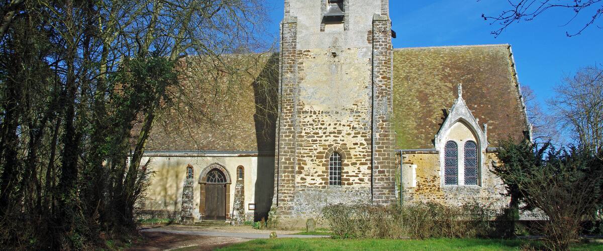 Le Temple (Loir-et-Cher) Eglise Notre-Dame, ou de la Nativité de la Bienheureuse Vierge Marie Le nom de la commune vient de l'ordre du Temple qui y fonda, au XIIe siècle, une commanderie. L'église paroissiale est l'ancienne chapelle de la commanderie de l'Ordre des Hospitaliers de Saint-Jean-de-Jérusalem. L'église, dédiée à la Sainte-Vierge, conserve encore sa nef du 12e siècle. Au 13e siècle, le choeur fut reconstruit de même largeur que la nef, il se termine par un chevet plat percé de trois fenêtres. Le clocher date probablement du 15e siècle. La toiture du clocher incendiée le 27 janvier 1782 a été refaite. Sa cloche provient de l'église de Souday et porte l'inscription: "L'an 1782, j'ai été nommée Hortense-Julie, par monsieur Jules-Honoré César de Courtavel, Chevalier non profès de l'Ordre de Jean de Jérusalem, dit de Malte, et par Hortense, Dlle de Montmarin, St-Cyr et St Martin de Sargé et autres lieux - Nicolas-René Morice, curé de cette paroisse de Souday. - Husson fondeur." L'église dépendait à l'origine d'une commanderie de templiers fondée par le don de Barthélémy de Vendôme*, seigneur du Bouchet-Touteville*, fait au Temple avant son départ pour la croisade où il trouva la mort en 1148; le seigneur donna une terre située au cœur de la forêt de Vendôme, en un lieu appelé "aus masterat". Après la suppression des Templiers en 1312, le "Temple" ou "Temple de Mondoubleau", le "Temple-lès-Matras*" devint la possession des Hospitaliers de Saint-Jean de Jérusalem et fut rattaché comme prieuré à la Commanderie de Sours et Arville. De l'ancien prieuré détruit en 1856 ne reste qu'un pan de mur (XIIe) et deux baies dans le presbytère actuel. Barthélémy de Vendôme, seigneur du Bouchet-Touteville (Barthelemy Le Riche) (+1148). Il est Prevôt de Vendôme pendant quelque temps. En 1120 il donne l'église de Crucheray à l'évêque de Chartres qui la retrocède à l'Abbaye de Marmoutier. Il part en croisade en 1147 et y meurt l'année suivante. Il épouse Guiburge, fille d'Hildebert Payen Seigneur de Mondoubleau, ils eurent deux filles: Adèle et Domitille, sans doute morte jeune. Les Bouchet étaient de puissants seigneurs : Au Xème siècle, le fief s'étalait sur les paroisses de Crucheray et de Nourray. Le châtelain de Bouchet-Touteville l'emportait en puissance par le nombre de ses vassaux sur les barons de Montoire et de Lavardin. Ce seigneur était si puisant qu'il avait droit de haute, moyenne et basse justice et pouvait faire pendre les malfaiteurs aux fourches patibulaires à deux piliers qui se dressaient non loin de sa demeure. Les vassaux devaient foy et hommage, c'est-à-dire qu'ils étaient tenus de prêter serment de fidélité au maître du Bouchet-Touteville. Tête nue il fallait se présenter devant lui, et alors les mains dans celles du souverain, on se reconnaissait son homme, son vassal. Le grand seigneur disait au petit de se relever, l'embrassait sur la bouche et déclarait le recevoir « à homme ». (L'HISTOIRE de SELOMMES - Par l'Abbé P. Brisset - juillet 1928) Le "Temple-lès-Matras": Les Matras, ou Materas est un nom de la contrée qui englobait Beauchêne et Le Temple. Church of Our Lady The name of the town comes from the Templars who founded in the twelfth century, a commandery. The parish church is the former chapel of the Commandery of the Hospitaller Order of St. John of Jerusalem.
