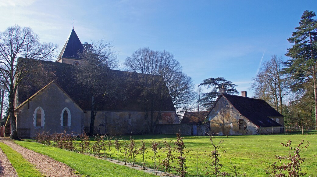 Le Temple (Loir-et-Cher) Eglise Notre-Dame, ou de la Nativité de la Bienheureuse Vierge Marie Le nom de la commune vient de l'ordre du Temple qui y fonda, au XIIe siècle, une commanderie. L'église paroissiale est l'ancienne chapelle de la commanderie de l'Ordre des Hospitaliers de Saint-Jean-de-Jérusalem. L'église, dédiée à la Sainte-Vierge, conserve encore sa nef du 12e siècle. Au 13e siècle, le choeur fut reconstruit de même largeur que la nef, il se termine par un chevet plat percé de trois fenêtres. Le clocher date probablement du 15e siècle. La toiture du clocher incendiée le 27 janvier 1782 a été refaite. Sa cloche provient de l'église de Souday et porte l'inscription: "L'an 1782, j'ai été nommée Hortense-Julie, par monsieur Jules-Honoré César de Courtavel, Chevalier non profès de l'Ordre de Jean de Jérusalem, dit de Malte, et par Hortense, Dlle de Montmarin, St-Cyr et St Martin de Sargé et autres lieux - Nicolas-René Morice, curé de cette paroisse de Souday. - Husson fondeur." L'église dépendait à l'origine d'une commanderie de templiers fondée par le don de Barthélémy de Vendôme*, seigneur du Bouchet-Touteville*, fait au Temple avant son départ pour la croisade où il trouva la mort en 1148; le seigneur donna une terre située au cœur de la forêt de Vendôme, en un lieu appelé "aus masterat". Après la suppression des Templiers en 1312, le "Temple" ou "Temple de Mondoubleau", le "Temple-lès-Matras*" devint la possession des Hospitaliers de Saint-Jean de Jérusalem et fut rattaché comme prieuré à la Commanderie de Sours et Arville. De l'ancien prieuré détruit en 1856 ne reste qu'un pan de mur (XIIe) et deux baies dans le presbytère actuel. Barthélémy de Vendôme, seigneur du Bouchet-Touteville (Barthelemy Le Riche) (+1148). Il est Prevôt de Vendôme pendant quelque temps. En 1120 il donne l'église de Crucheray à l'évêque de Chartres qui la retrocède à l'Abbaye de Marmoutier. Il part en croisade en 1147 et y meurt l'année suivante. Il épouse Guiburge, fille d'Hildebert Payen Seigneur de Mondoubleau, ils eurent deux filles: Adèle et Domitille, sans doute morte jeune. Les Bouchet étaient de puissants seigneurs : Au Xème siècle, le fief s'étalait sur les paroisses de Crucheray et de Nourray. Le châtelain de Bouchet-Touteville l'emportait en puissance par le nombre de ses vassaux sur les barons de Montoire et de Lavardin. Ce seigneur était si puisant qu'il avait droit de haute, moyenne et basse justice et pouvait faire pendre les malfaiteurs aux fourches patibulaires à deux piliers qui se dressaient non loin de sa demeure. Les vassaux devaient foy et hommage, c'est-à-dire qu'ils étaient tenus de prêter serment de fidélité au maître du Bouchet-Touteville. Tête nue il fallait se présenter devant lui, et alors les mains dans celles du souverain, on se reconnaissait son homme, son vassal. Le grand seigneur disait au petit de se relever, l'embrassait sur la bouche et déclarait le recevoir « à homme ». (L'HISTOIRE de SELOMMES - Par l'Abbé P. Brisset - juillet 1928) Le "Temple-lès-Matras": Les Matras, ou Materas est un nom de la contrée qui englobait Beauchêne et Le Temple. Church of Our Lady The name of the town comes from the Templars who founded in the twelfth century, a commandery. The parish church is the former chapel of the Commandery of the Hospitaller Order of St. John of Jerusalem.