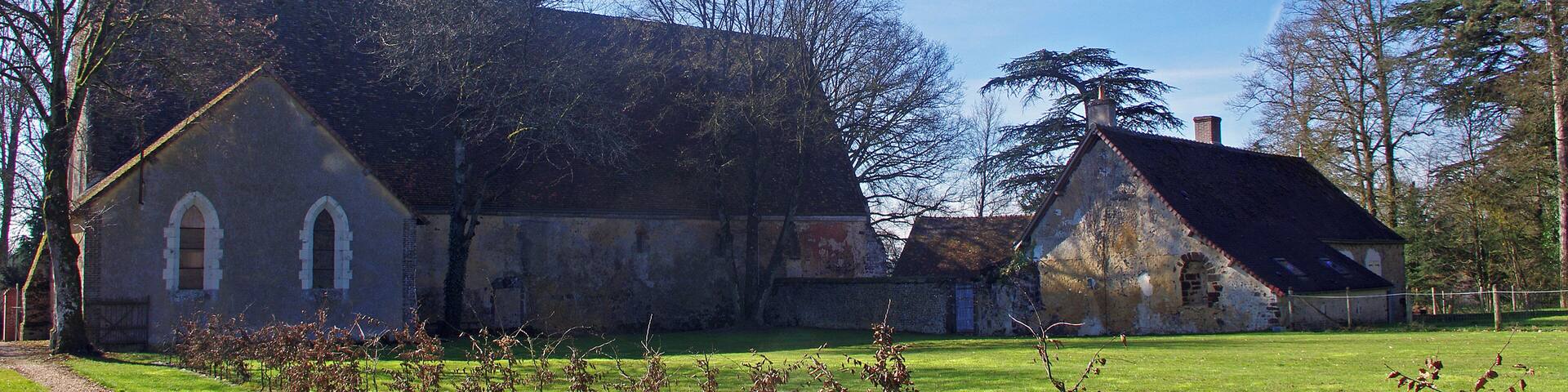 Le Temple (Loir-et-Cher) Eglise Notre-Dame, ou de la Nativité de la Bienheureuse Vierge Marie Le nom de la commune vient de l'ordre du Temple qui y fonda, au XIIe siècle, une commanderie. L'église paroissiale est l'ancienne chapelle de la commanderie de l'Ordre des Hospitaliers de Saint-Jean-de-Jérusalem. L'église, dédiée à la Sainte-Vierge, conserve encore sa nef du 12e siècle. Au 13e siècle, le choeur fut reconstruit de même largeur que la nef, il se termine par un chevet plat percé de trois fenêtres. Le clocher date probablement du 15e siècle. La toiture du clocher incendiée le 27 janvier 1782 a été refaite. Sa cloche provient de l'église de Souday et porte l'inscription: "L'an 1782, j'ai été nommée Hortense-Julie, par monsieur Jules-Honoré César de Courtavel, Chevalier non profès de l'Ordre de Jean de Jérusalem, dit de Malte, et par Hortense, Dlle de Montmarin, St-Cyr et St Martin de Sargé et autres lieux - Nicolas-René Morice, curé de cette paroisse de Souday. - Husson fondeur." L'église dépendait à l'origine d'une commanderie de templiers fondée par le don de Barthélémy de Vendôme*, seigneur du Bouchet-Touteville*, fait au Temple avant son départ pour la croisade où il trouva la mort en 1148; le seigneur donna une terre située au cœur de la forêt de Vendôme, en un lieu appelé "aus masterat". Après la suppression des Templiers en 1312, le "Temple" ou "Temple de Mondoubleau", le "Temple-lès-Matras*" devint la possession des Hospitaliers de Saint-Jean de Jérusalem et fut rattaché comme prieuré à la Commanderie de Sours et Arville. De l'ancien prieuré détruit en 1856 ne reste qu'un pan de mur (XIIe) et deux baies dans le presbytère actuel. Barthélémy de Vendôme, seigneur du Bouchet-Touteville (Barthelemy Le Riche) (+1148). Il est Prevôt de Vendôme pendant quelque temps. En 1120 il donne l'église de Crucheray à l'évêque de Chartres qui la retrocède à l'Abbaye de Marmoutier. Il part en croisade en 1147 et y meurt l'année suivante. Il épouse Guiburge, fille d'Hildebert Payen Seigneur de Mondoubleau, ils eurent deux filles: Adèle et Domitille, sans doute morte jeune. Les Bouchet étaient de puissants seigneurs : Au Xème siècle, le fief s'étalait sur les paroisses de Crucheray et de Nourray. Le châtelain de Bouchet-Touteville l'emportait en puissance par le nombre de ses vassaux sur les barons de Montoire et de Lavardin. Ce seigneur était si puisant qu'il avait droit de haute, moyenne et basse justice et pouvait faire pendre les malfaiteurs aux fourches patibulaires à deux piliers qui se dressaient non loin de sa demeure. Les vassaux devaient foy et hommage, c'est-à-dire qu'ils étaient tenus de prêter serment de fidélité au maître du Bouchet-Touteville. Tête nue il fallait se présenter devant lui, et alors les mains dans celles du souverain, on se reconnaissait son homme, son vassal. Le grand seigneur disait au petit de se relever, l'embrassait sur la bouche et déclarait le recevoir « à homme ». (L'HISTOIRE de SELOMMES - Par l'Abbé P. Brisset - juillet 1928) Le "Temple-lès-Matras": Les Matras, ou Materas est un nom de la contrée qui englobait Beauchêne et Le Temple. Church of Our Lady The name of the town comes from the Templars who founded in the twelfth century, a commandery. The parish church is the former chapel of the Commandery of the Hospitaller Order of St. John of Jerusalem.