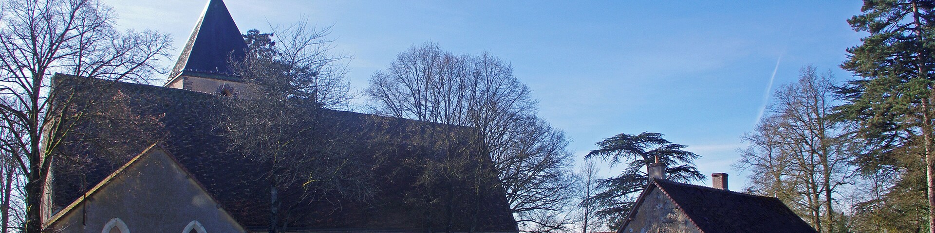 Le Temple (Loir-et-Cher) Eglise Notre-Dame, ou de la NativitĂ© de la Bienheureuse Vierge Marie Le nom de la commune vient de l'ordre du Temple qui y fonda, au XIIe siĂšcle, une commanderie. L'Ă©glise paroissiale est l'ancienne chapelle de la commanderie de l'Ordre des Hospitaliers de Saint-Jean-de-JĂ©rusalem. L'Ă©glise, dĂ©diĂ©e Ă la Sainte-Vierge, conserve encore sa nef du 12e siĂšcle. Au 13e siĂšcle, le choeur fut reconstruit de mĂȘme largeur que la nef, il se termine par un chevet plat percĂ© de trois fenĂȘtres. Le clocher date probablement du 15e siĂšcle. La toiture du clocher incendiĂ©e le 27 janvier 1782 a Ă©tĂ© refaite. Sa cloche provient de l'Ă©glise de Souday et porte l'inscription: "L'an 1782, j'ai Ă©tĂ© nommĂ©e Hortense-Julie, par monsieur Jules-HonorĂ© CĂ©sar de Courtavel, Chevalier non profĂšs de l'Ordre de Jean de JĂ©rusalem, dit de Malte, et par Hortense, Dlle de Montmarin, St-Cyr et St Martin de SargĂ© et autres lieux - Nicolas-RenĂ© Morice, curĂ© de cette paroisse de Souday. - Husson fondeur." L'Ă©glise dĂ©pendait Ă l'origine d'une commanderie de templiers fondĂ©e par le don de BarthĂ©lĂ©my de VendĂŽme*, seigneur du Bouchet-Touteville*, fait au Temple avant son dĂ©part pour la croisade oĂč il trouva la mort en 1148; le seigneur donna une terre situĂ©e au cĆur de la forĂȘt de VendĂŽme, en un lieu appelĂ© "aus masterat". AprĂšs la suppression des Templiers en 1312, le "Temple" ou "Temple de Mondoubleau", le "Temple-lĂšs-Matras*" devint la possession des Hospitaliers de Saint-Jean de JĂ©rusalem et fut rattachĂ© comme prieurĂ© Ă la Commanderie de Sours et Arville. De l'ancien prieurĂ© dĂ©truit en 1856 ne reste qu'un pan de mur (XIIe) et deux baies dans le presbytĂšre actuel. BarthĂ©lĂ©my de VendĂŽme, seigneur du Bouchet-Touteville (Barthelemy Le Riche) (+1148). Il est PrevĂŽt de VendĂŽme pendant quelque temps. En 1120 il donne l'Ă©glise de Crucheray Ă l'Ă©vĂȘque de Chartres qui la retrocĂšde Ă l'Abbaye de Marmoutier. Il part en croisade en 1147 et y meurt l'annĂ©e suivante. Il Ă©pouse Guiburge, fille d'Hildebert Payen Seigneur de Mondoubleau, ils eurent deux filles: AdĂšle et Domitille, sans doute morte jeune. Les Bouchet Ă©taient de puissants seigneurs : Au XĂšme siĂšcle, le fief s'Ă©talait sur les paroisses de Crucheray et de Nourray. Le chĂątelain de Bouchet-Touteville l'emportait en puissance par le nombre de ses vassaux sur les barons de Montoire et de Lavardin. Ce seigneur Ă©tait si puisant qu'il avait droit de haute, moyenne et basse justice et pouvait faire pendre les malfaiteurs aux fourches patibulaires Ă deux piliers qui se dressaient non loin de sa demeure. Les vassaux devaient foy et hommage, c'est-Ă -dire qu'ils Ă©taient tenus de prĂȘter serment de fidĂ©litĂ© au maĂźtre du Bouchet-Touteville. TĂȘte nue il fallait se prĂ©senter devant lui, et alors les mains dans celles du souverain, on se reconnaissait son homme, son vassal. Le grand seigneur disait au petit de se relever, l'embrassait sur la bouche et dĂ©clarait le recevoir « Ă homme ». (L'HISTOIRE de SELOMMES - Par l'AbbĂ© P. Brisset - juillet 1928) Le "Temple-lĂšs-Matras": Les Matras, ou Materas est un nom de la contrĂ©e qui englobait BeauchĂȘne et Le Temple. Church of Our Lady The name of the town comes from the Templars who founded in the twelfth century, a commandery. The parish church is the former chapel of the Commandery of the Hospitaller Order of St. John of Jerusalem.