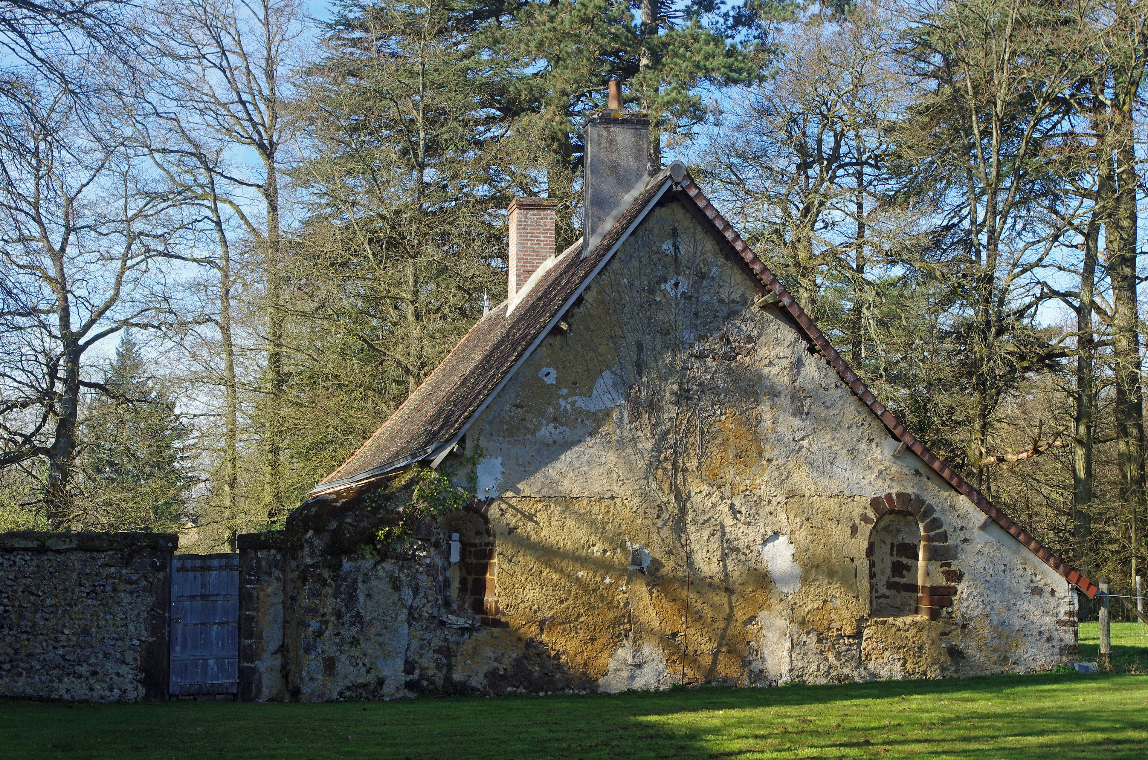 Le Temple (Loir-et-Cher) Eglise Notre-Dame, ou de la Nativité de la Bienheureuse Vierge Marie Le nom de la commune vient de l'ordre du Temple qui y fonda, au XIIe siècle, une commanderie. L'église paroissiale est l'ancienne chapelle de la commanderie de l'Ordre des Hospitaliers de Saint-Jean-de-Jérusalem. L'église, dédiée à la Sainte-Vierge, conserve encore sa nef du 12e siècle. Au 13e siècle, le choeur fut reconstruit de même largeur que la nef, il se termine par un chevet plat percé de trois fenêtres. Le clocher date probablement du 15e siècle. La toiture du clocher incendiée le 27 janvier 1782 a été refaite. Sa cloche provient de l'église de Souday et porte l'inscription: "L'an 1782, j'ai été nommée Hortense-Julie, par monsieur Jules-Honoré César de Courtavel, Chevalier non profès de l'Ordre de Jean de Jérusalem, dit de Malte, et par Hortense, Dlle de Montmarin, St-Cyr et St Martin de Sargé et autres lieux - Nicolas-René Morice, curé de cette paroisse de Souday. - Husson fondeur." L'église dépendait à l'origine d'une commanderie de templiers fondée par le don de Barthélémy de Vendôme*, seigneur du Bouchet-Touteville*, fait au Temple avant son départ pour la croisade où il trouva la mort en 1148; le seigneur donna une terre située au cœur de la forêt de Vendôme, en un lieu appelé "aus masterat". Après la suppression des Templiers en 1312, le "Temple" ou "Temple de Mondoubleau", le "Temple-lès-Matras*" devint la possession des Hospitaliers de Saint-Jean de Jérusalem et fut rattaché comme prieuré à la Commanderie de Sours et Arville. De l'ancien prieuré détruit en 1856 ne reste qu'un pan de mur (XIIe) et deux baies dans le presbytère actuel. Barthélémy de Vendôme, seigneur du Bouchet-Touteville (Barthelemy Le Riche) (+1148). Il est Prevôt de Vendôme pendant quelque temps. En 1120 il donne l'église de Crucheray à l'évêque de Chartres qui la retrocède à l'Abbaye de Marmoutier. Il part en croisade en 1147 et y meurt l'année suivante. Il épouse Guiburge, fille d'Hildebert Payen Seigneur de Mondoubleau, ils eurent deux filles: Adèle et Domitille, sans doute morte jeune. Les Bouchet étaient de puissants seigneurs : Au Xème siècle, le fief s'étalait sur les paroisses de Crucheray et de Nourray. Le châtelain de Bouchet-Touteville l'emportait en puissance par le nombre de ses vassaux sur les barons de Montoire et de Lavardin. Ce seigneur était si puisant qu'il avait droit de haute, moyenne et basse justice et pouvait faire pendre les malfaiteurs aux fourches patibulaires à deux piliers qui se dressaient non loin de sa demeure. Les vassaux devaient foy et hommage, c'est-à-dire qu'ils étaient tenus de prêter serment de fidélité au maître du Bouchet-Touteville. Tête nue il fallait se présenter devant lui, et alors les mains dans celles du souverain, on se reconnaissait son homme, son vassal. Le grand seigneur disait au petit de se relever, l'embrassait sur la bouche et déclarait le recevoir « à homme ». (L'HISTOIRE de SELOMMES - Par l'Abbé P. Brisset - juillet 1928) Le "Temple-lès-Matras": Les Matras, ou Materas est un nom de la contrée qui englobait Beauchêne et Le Temple. Church of Our Lady The name of the town comes from the Templars who founded in the twelfth century, a commandery. The parish church is the former chapel of the Commandery of the Hospitaller Order of St. John of Jerusalem.