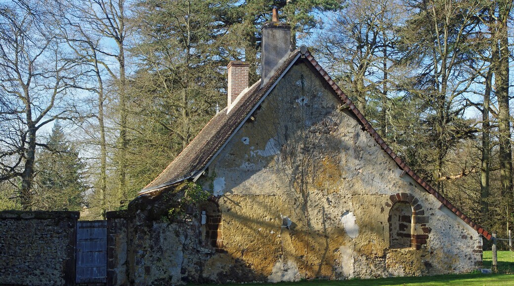 Le Temple (Loir-et-Cher) Eglise Notre-Dame, ou de la Nativité de la Bienheureuse Vierge Marie Le nom de la commune vient de l'ordre du Temple qui y fonda, au XIIe siècle, une commanderie. L'église paroissiale est l'ancienne chapelle de la commanderie de l'Ordre des Hospitaliers de Saint-Jean-de-Jérusalem. L'église, dédiée à la Sainte-Vierge, conserve encore sa nef du 12e siècle. Au 13e siècle, le choeur fut reconstruit de même largeur que la nef, il se termine par un chevet plat percé de trois fenêtres. Le clocher date probablement du 15e siècle. La toiture du clocher incendiée le 27 janvier 1782 a été refaite. Sa cloche provient de l'église de Souday et porte l'inscription: "L'an 1782, j'ai été nommée Hortense-Julie, par monsieur Jules-Honoré César de Courtavel, Chevalier non profès de l'Ordre de Jean de Jérusalem, dit de Malte, et par Hortense, Dlle de Montmarin, St-Cyr et St Martin de Sargé et autres lieux - Nicolas-René Morice, curé de cette paroisse de Souday. - Husson fondeur." L'église dépendait à l'origine d'une commanderie de templiers fondée par le don de Barthélémy de Vendôme*, seigneur du Bouchet-Touteville*, fait au Temple avant son départ pour la croisade où il trouva la mort en 1148; le seigneur donna une terre située au cœur de la forêt de Vendôme, en un lieu appelé "aus masterat". Après la suppression des Templiers en 1312, le "Temple" ou "Temple de Mondoubleau", le "Temple-lès-Matras*" devint la possession des Hospitaliers de Saint-Jean de Jérusalem et fut rattaché comme prieuré à la Commanderie de Sours et Arville. De l'ancien prieuré détruit en 1856 ne reste qu'un pan de mur (XIIe) et deux baies dans le presbytère actuel. Barthélémy de Vendôme, seigneur du Bouchet-Touteville (Barthelemy Le Riche) (+1148). Il est Prevôt de Vendôme pendant quelque temps. En 1120 il donne l'église de Crucheray à l'évêque de Chartres qui la retrocède à l'Abbaye de Marmoutier. Il part en croisade en 1147 et y meurt l'année suivante. Il épouse Guiburge, fille d'Hildebert Payen Seigneur de Mondoubleau, ils eurent deux filles: Adèle et Domitille, sans doute morte jeune. Les Bouchet étaient de puissants seigneurs : Au Xème siècle, le fief s'étalait sur les paroisses de Crucheray et de Nourray. Le châtelain de Bouchet-Touteville l'emportait en puissance par le nombre de ses vassaux sur les barons de Montoire et de Lavardin. Ce seigneur était si puisant qu'il avait droit de haute, moyenne et basse justice et pouvait faire pendre les malfaiteurs aux fourches patibulaires à deux piliers qui se dressaient non loin de sa demeure. Les vassaux devaient foy et hommage, c'est-à-dire qu'ils étaient tenus de prêter serment de fidélité au maître du Bouchet-Touteville. Tête nue il fallait se présenter devant lui, et alors les mains dans celles du souverain, on se reconnaissait son homme, son vassal. Le grand seigneur disait au petit de se relever, l'embrassait sur la bouche et déclarait le recevoir « à homme ». (L'HISTOIRE de SELOMMES - Par l'Abbé P. Brisset - juillet 1928) Le "Temple-lès-Matras": Les Matras, ou Materas est un nom de la contrée qui englobait Beauchêne et Le Temple. Church of Our Lady The name of the town comes from the Templars who founded in the twelfth century, a commandery. The parish church is the former chapel of the Commandery of the Hospitaller Order of St. John of Jerusalem.