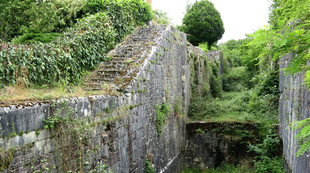 This building is indexed in the Base Mérimée, a database of architectural heritage maintained by the French Ministry of Culture, under the reference PA45000016 .