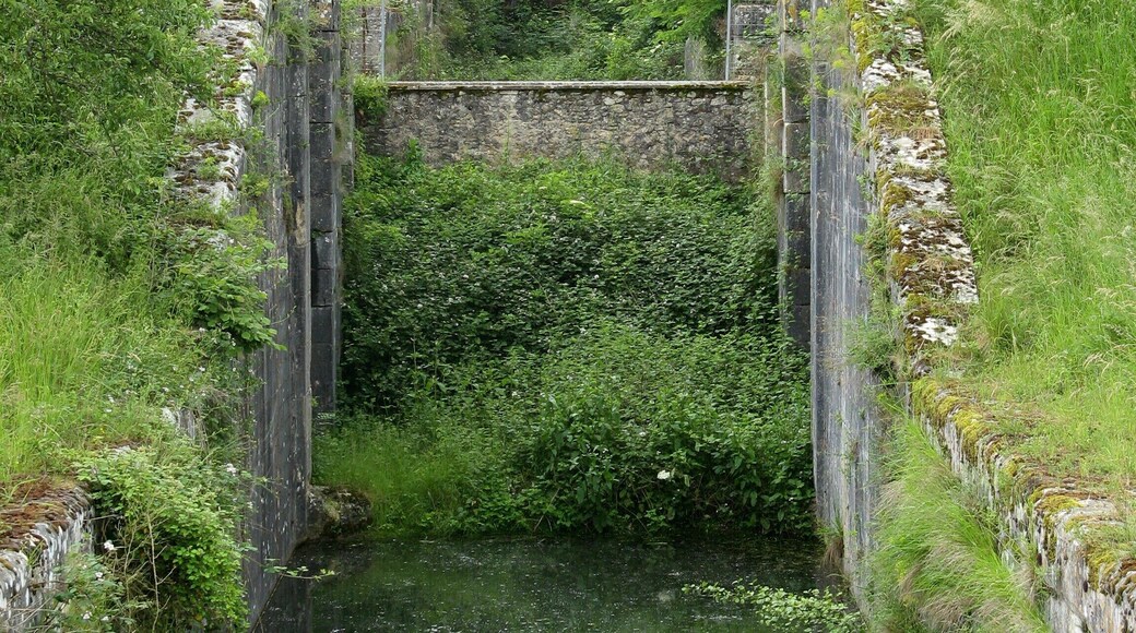 This building is indexed in the Base Mérimée, a database of architectural heritage maintained by the French Ministry of Culture, under the reference PA45000016 .