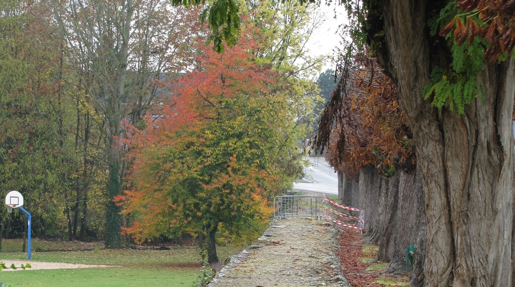 This building is classé au titre des Monuments Historiques. It is indexed in the Base Mérimée, a database of architectural heritage maintained by the French Ministry of Culture, under the reference PA00098649 .