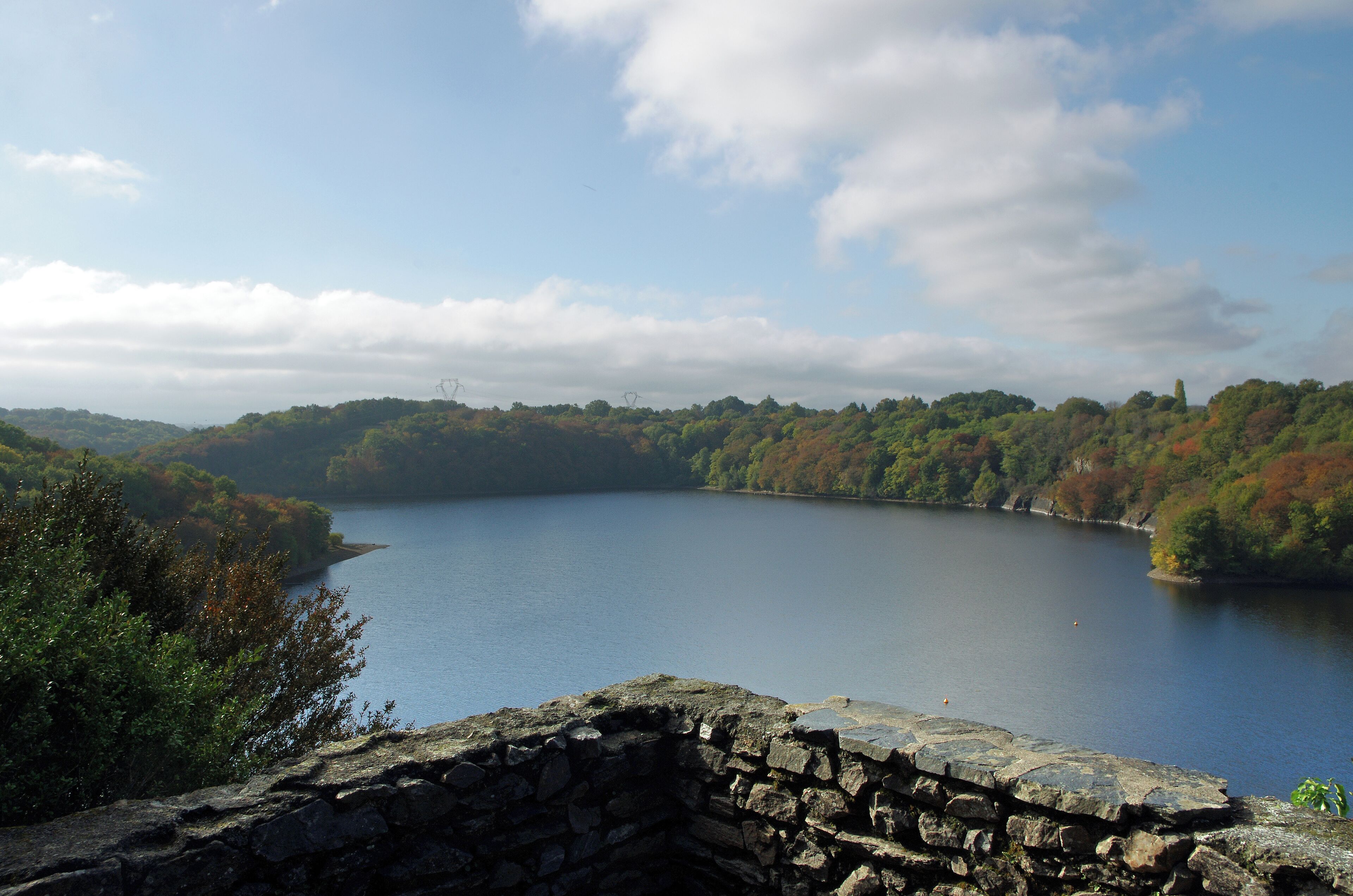 Cuzion (Indre) Barrage hydroélectrique d'Eguzon-Cuzion (ou Eguzon-Chantôme) sur la Creuse. Les travaux débuteront en 1922 sur un projet initié en 1917. Dernier projet d'une série commencée en 1909 avec un barrage de 14 m, jusqu'à environ 60 m au final. Il s'agissait de faire face aux besoins électrique du réseau de chemin de fer entre Vierzon et Toulouse. Il s'agit d'un barrage-poids voûte. Mis en service en juin 1926, les 6 groupes de l’usine située au pied du barrage sont alimentés par la retenue de 57,3 hm³. La production annuelle est de 105 GWh,l'équivalent de la consommation annuelle d'une ville d'environ 40 000 habitants. La retenue d'eau forme le lac de Chambon.