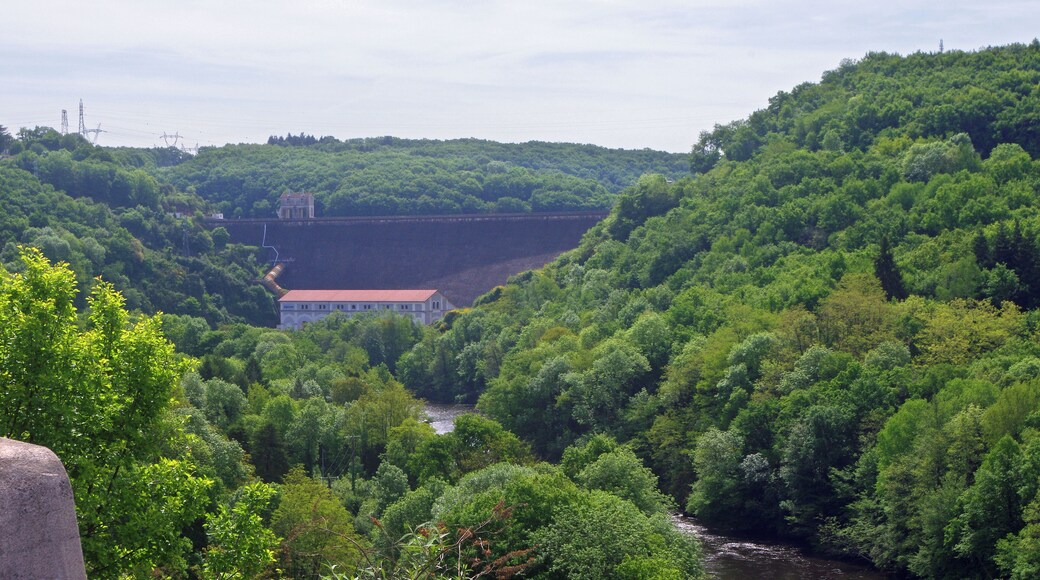 Eguzon-ChantĂŽme (Indre) Le Barrage d'Eguzon, depuis la rive droite.. Barrage hydro-Ă©lectrique sur la Creuse. L'inauguration du barrage a eu lieu le 5 juin 1926. Journal "Le Midi Socialiste" du dimanche 6 juin 1926: "Une Ćuvre cyclopĂ©enne ChĂąteauroux, 5 juin. - Ce matin a eu lieu la cĂ©rĂ©monie de l'inauguration du barrage et de l'usine d'Eguzon, dans l'Indre. Il s'agissait de dĂ©clencher l'usine et de visiter les travaux gigantesques rĂ©alisĂ©s pour constituer une retenue d'eau, lac artificiel qui mesure environ 18 kilomĂštres de longueur, 1 kilomĂštre de large, et contient dans sa vasque environ 54 millions de mĂštres cubes d'eau apportĂ©e par la Creuse. C'est cette eau qui, canalisĂ©e, disciplinĂ©e, viendra en se libĂ©rant actionner les turbines de l'usine et en transformer en Ă©nergie Ă©lectrique transportable Ă des centaines de kilomĂštres. Les travaux entrepris en 1921 par Hydro-Ă©lectrique consistĂšrent dans la construction d'un barrage de 60 mĂštres de hauteur et d'une usine de 40.000 kilowats de puissance, sur la Creuse. L'Ă©quipement de cette chute constitue le premier stade dans I'amĂ©nagement de l'Ă©nergie du massif central, dont la plus grande partie doit, ĂȘtre utilisĂ©s pour l'Ă©lectrification des chemins de fer et I'alimentation de la rĂ©gion parisienne. Le barrage d'Eguzon est le plus haut barrage de France. Il a entraĂźnĂ© l'emploi de 210.000 mĂštres cubes de bĂ©ton. Il est susceptible d'Ă©vacuer un dĂ©bit de 2.000 mĂštres cubes. L'Ă©nergie produite par t'usine sera en annĂ©e moyenne, de 120 millions de kilowats-heure." La construction du barrage a nĂ©cessitĂ© l'apport de main-d'Ćuvre Ă©trangĂšre : "Dâautres types de chantiers comme celui du barrage dâEguzon, projet dâĂ©lectrification dâintĂ©rĂȘt national ont nĂ©cessitĂ© la venue dâune main-dâoeuvre Ă©trangĂšre nombreuse. Ce chantier qui a dĂ©butĂ© en 1916 sâest achevĂ© en 1926. La citĂ© créée alors pour loger les ouvriers rassemble jusquâĂ 1 500 Ă©trangers soit l'Ă©quivalent de la population dâEguzon mĂȘme, originaires dâEurope, dâAfrique et dâAsie. (Histoire et mĂ©moire des immigrations en RĂ©gion Centre - Rapport final mai 2008 - Coordination : Sylvie Aprile, Pierre Billion, HĂ©lĂšne Bertheleu) Le journal "le Dimanche-IllustrĂ© du 7 dĂ©cembre 1930 (N°406) lĂ©gendait une photo du barrage tout neuf : "Oeuvre de titans : le Barrage d'Eguzon. Le barrage d'Eguzon, dans la Creuse, est un des plus reprĂ©sentatif Ă©lĂ©ment de l'Ă©nergie et du gĂ©nie humain: construit en ciment armĂ©, haut de 60 mĂštres, large de 55 mĂštres Ă sa base, il retient les eaux de la Creuse. " Le journal dĂ©voilait la maquette d'un "train mĂ» par une hĂ©lice comme un avion", Ćuvre d'un ingĂ©nieur suisse qui espĂ©rait ainsi atteindre 300 km. Ă l'heure. L'appareil de TSF "radiocinĂ©" coĂ»tait 1540 francs, mais il Ă©tait possible de l'acheter pout 160 francs, et le reste en 12 mensualitĂ©s de 110 francs. Garantie 1 an. On pouvait se procurer l'appareil dans la succursale "radiocinĂ©" de Blois, 20 rue du commerce. La "Nouvelle RĂ©publique" du 20 octobre 2014 pose la question de la rupture du barrage. "Dans l'Ă©ventualitĂ© oĂč le barrage d'Ăguzon venait Ă rompre, un systĂšme d'alerte vient d'ĂȘtre mis en place pour assurer la sĂ©curitĂ© de la population des 21 communes qui pourraient risquer " une inondation Ă cinĂ©tique rapide ". Des sirĂšnes spĂ©cifiques ont Ă©tĂ© installĂ©es."