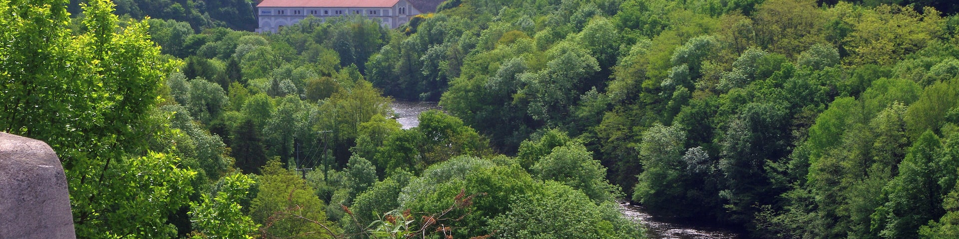 Eguzon-Chantôme (Indre) Le Barrage d'Eguzon, depuis la rive droite.. Barrage hydro-électrique sur la Creuse. L'inauguration du barrage a eu lieu le 5 juin 1926. Journal "Le Midi Socialiste" du dimanche 6 juin 1926: "Une œuvre cyclopéenne Châteauroux, 5 juin. - Ce matin a eu lieu la cérémonie de l'inauguration du barrage et de l'usine d'Eguzon, dans l'Indre. Il s'agissait de déclencher l'usine et de visiter les travaux gigantesques réalisés pour constituer une retenue d'eau, lac artificiel qui mesure environ 18 kilomètres de longueur, 1 kilomètre de large, et contient dans sa vasque environ 54 millions de mètres cubes d'eau apportée par la Creuse. C'est cette eau qui, canalisée, disciplinée, viendra en se libérant actionner les turbines de l'usine et en transformer en énergie électrique transportable à des centaines de kilomètres. Les travaux entrepris en 1921 par Hydro-électrique consistèrent dans la construction d'un barrage de 60 mètres de hauteur et d'une usine de 40.000 kilowats de puissance, sur la Creuse. L'équipement de cette chute constitue le premier stade dans I'aménagement de l'énergie du massif central, dont la plus grande partie doit, être utilisés pour l'électrification des chemins de fer et I'alimentation de la région parisienne. Le barrage d'Eguzon est le plus haut barrage de France. Il a entraîné l'emploi de 210.000 mètres cubes de béton. Il est susceptible d'évacuer un débit de 2.000 mètres cubes. L'énergie produite par t'usine sera en année moyenne, de 120 millions de kilowats-heure." La construction du barrage a nécessité l'apport de main-d'œuvre étrangère : "D’autres types de chantiers comme celui du barrage d’Eguzon, projet d’électrification d’intérêt national ont nécessité la venue d’une main-d’oeuvre étrangère nombreuse. Ce chantier qui a débuté en 1916 s’est achevé en 1926. La cité créée alors pour loger les ouvriers rassemble jusqu’à 1 500 étrangers soit l'équivalent de la population d’Eguzon même, originaires d’Europe, d’Afrique et d’Asie. (Histoire et mémoire des immigrations en Région Centre - Rapport final mai 2008 - Coordination : Sylvie Aprile, Pierre Billion, Hélène Bertheleu) Le journal "le Dimanche-Illustré du 7 décembre 1930 (N°406) légendait une photo du barrage tout neuf : "Oeuvre de titans : le Barrage d'Eguzon. Le barrage d'Eguzon, dans la Creuse, est un des plus représentatif élément de l'énergie et du génie humain: construit en ciment armé, haut de 60 mètres, large de 55 mètres à sa base, il retient les eaux de la Creuse. " Le journal dévoilait la maquette d'un "train mû par une hélice comme un avion", œuvre d'un ingénieur suisse qui espérait ainsi atteindre 300 km. à l'heure. L'appareil de TSF "radiociné" coûtait 1540 francs, mais il était possible de l'acheter pout 160 francs, et le reste en 12 mensualités de 110 francs. Garantie 1 an. On pouvait se procurer l'appareil dans la succursale "radiociné" de Blois, 20 rue du commerce. La "Nouvelle République" du 20 octobre 2014 pose la question de la rupture du barrage. "Dans l'éventualité où le barrage d'Éguzon venait à rompre, un système d'alerte vient d'être mis en place pour assurer la sécurité de la population des 21 communes qui pourraient risquer " une inondation à cinétique rapide ". Des sirènes spécifiques ont été installées."