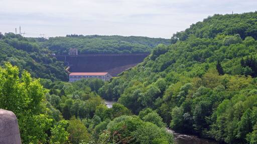 Eguzon-ChantĂŽme (Indre) Le Barrage d'Eguzon, depuis la rive droite.. Barrage hydro-Ă©lectrique sur la Creuse. L'inauguration du barrage a eu lieu le 5 juin 1926. Journal "Le Midi Socialiste" du dimanche 6 juin 1926: "Une Ćuvre cyclopĂ©enne ChĂąteauroux, 5 juin. - Ce matin a eu lieu la cĂ©rĂ©monie de l'inauguration du barrage et de l'usine d'Eguzon, dans l'Indre. Il s'agissait de dĂ©clencher l'usine et de visiter les travaux gigantesques rĂ©alisĂ©s pour constituer une retenue d'eau, lac artificiel qui mesure environ 18 kilomĂštres de longueur, 1 kilomĂštre de large, et contient dans sa vasque environ 54 millions de mĂštres cubes d'eau apportĂ©e par la Creuse. C'est cette eau qui, canalisĂ©e, disciplinĂ©e, viendra en se libĂ©rant actionner les turbines de l'usine et en transformer en Ă©nergie Ă©lectrique transportable Ă des centaines de kilomĂštres. Les travaux entrepris en 1921 par Hydro-Ă©lectrique consistĂšrent dans la construction d'un barrage de 60 mĂštres de hauteur et d'une usine de 40.000 kilowats de puissance, sur la Creuse. L'Ă©quipement de cette chute constitue le premier stade dans I'amĂ©nagement de l'Ă©nergie du massif central, dont la plus grande partie doit, ĂȘtre utilisĂ©s pour l'Ă©lectrification des chemins de fer et I'alimentation de la rĂ©gion parisienne. Le barrage d'Eguzon est le plus haut barrage de France. Il a entraĂźnĂ© l'emploi de 210.000 mĂštres cubes de bĂ©ton. Il est susceptible d'Ă©vacuer un dĂ©bit de 2.000 mĂštres cubes. L'Ă©nergie produite par t'usine sera en annĂ©e moyenne, de 120 millions de kilowats-heure." La construction du barrage a nĂ©cessitĂ© l'apport de main-d'Ćuvre Ă©trangĂšre : "Dâautres types de chantiers comme celui du barrage dâEguzon, projet dâĂ©lectrification dâintĂ©rĂȘt national ont nĂ©cessitĂ© la venue dâune main-dâoeuvre Ă©trangĂšre nombreuse. Ce chantier qui a dĂ©butĂ© en 1916 sâest achevĂ© en 1926. La citĂ© créée alors pour loger les ouvriers rassemble jusquâĂ 1 500 Ă©trangers soit l'Ă©quivalent de la population dâEguzon mĂȘme, originaires dâEurope, dâAfrique et dâAsie. (Histoire et mĂ©moire des immigrations en RĂ©gion Centre - Rapport final mai 2008 - Coordination : Sylvie Aprile, Pierre Billion, HĂ©lĂšne Bertheleu) Le journal "le Dimanche-IllustrĂ© du 7 dĂ©cembre 1930 (N°406) lĂ©gendait une photo du barrage tout neuf : "Oeuvre de titans : le Barrage d'Eguzon. Le barrage d'Eguzon, dans la Creuse, est un des plus reprĂ©sentatif Ă©lĂ©ment de l'Ă©nergie et du gĂ©nie humain: construit en ciment armĂ©, haut de 60 mĂštres, large de 55 mĂštres Ă sa base, il retient les eaux de la Creuse. " Le journal dĂ©voilait la maquette d'un "train mĂ» par une hĂ©lice comme un avion", Ćuvre d'un ingĂ©nieur suisse qui espĂ©rait ainsi atteindre 300 km. Ă l'heure. L'appareil de TSF "radiocinĂ©" coĂ»tait 1540 francs, mais il Ă©tait possible de l'acheter pout 160 francs, et le reste en 12 mensualitĂ©s de 110 francs. Garantie 1 an. On pouvait se procurer l'appareil dans la succursale "radiocinĂ©" de Blois, 20 rue du commerce. La "Nouvelle RĂ©publique" du 20 octobre 2014 pose la question de la rupture du barrage. "Dans l'Ă©ventualitĂ© oĂč le barrage d'Ăguzon venait Ă rompre, un systĂšme d'alerte vient d'ĂȘtre mis en place pour assurer la sĂ©curitĂ© de la population des 21 communes qui pourraient risquer " une inondation Ă cinĂ©tique rapide ". Des sirĂšnes spĂ©cifiques ont Ă©tĂ© installĂ©es."