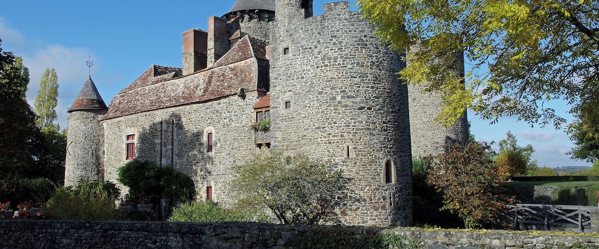 Cuzion (Indre) ChĂąteau de Bonnu. Le chĂąteau de Bonnu faisait partie d'un systĂšme de dĂ©fense qui longeait la Creuse. L'origine de l'Ă©difice serait une tour Ă signaux qui servait de relais entre les forteresses de Crozant, ChĂąteaubrun, la Prune au Pot, Ăguzon. On sait trĂšs peu de chose sur les premiers propriĂ©taires de cette petite forteresse Ă©difiĂ©e aux XIIIe et XIVe siĂšcles. A partir du XVe siĂšcle, parmi les propriĂ©taires, on trouve : En 1439, Marguerite Remironne qui est veuve de Guillaume Vincent, seigneur de Bonnu. En 1613, Françoise de Poyenne (PoĂŻenne), veuve de Jean Ajasson, offre un bout de terrain pour que le curĂ© fasse construire une chapelle Ă Bonnu. Jean et Françoise auront trois enfant, une fille et deux garçons. Le cadet, Henri Ajasson hĂ©ritera de la seigneurie de Bonnu (Bonhus). En 1768, Charles de MaussabrĂ©. Au 17Ăšme siĂšcle, la forteresse est rendue "habitable", par le percement de nouvelles fenĂȘtres, des toitures qui recouvrent les chemins de ronde, les fossĂ©s qui sont rĂ©trĂ©cis et le pont-levis qui est remplacĂ© par un pont dormant en pierres rendant l'accĂšs plus facile. Le donjon est Ă©galement rĂ©duit de hauteur. Aux XVIIIe et XIXe siĂšcles, le chĂąteau est une simple propriĂ©tĂ© agricole. En 1906, une famille lyonnaise, les Ă©poux SĂ©rullaz, achĂšte le chĂąteau. Henri SĂ©rullaz entreprend d'importants travaux sous la direction de l'architecte Trolliet : Les toitures et les planchers sont rĂ©novĂ©s, les douves qui Ă©taient devenues des jardins potagers sont recreusĂ©es et remises en eau. La tour nord est reconstruite. Les hourds qui Ă©quipaient le sommet du donjon sont enlevĂ©s et remplacĂ©s par un toit. Les travaux dureront une vingtaine d'annĂ©es. La soeur d'Henri SĂ©rullaz Ă©tait l'Ă©pouse du poĂšte Maurice Rollinat*. Son fils, artiste peintre et conservateur du musĂ©e du Louvre, continue Ă entretenir la propriĂ©tĂ©. En 2002, les hĂ©ritiers dĂ©cident de vendre le chĂąteau. Un an plus tard, la famille Chappaz s'en porte acquĂ©reur et entretient depuis les bĂątiments et les jardins avec beaucoup de goĂ»t. Le poĂšte Maurice Rollinat Ă©tait le fils de l'avocat François Rollinat qui fut dĂ©putĂ© de l'Indre Ă l'AssemblĂ©e Constituante de 1848 et ami de George Sand. Clerc de notaire Ă ChĂąteauroux, puis Ă OrlĂ©ans, il se monte Ă Paris en 1867, sur les conseils de George Sand. Maurice Rollinat qui jouait Ă©galement du piano, se produisait rĂ©guliĂšrement au cĂ©lĂšbre cabaret parisien le "Chat Noir". Il y chantait ses poĂšmes (et ceux de Baudelaire), en musique. Le 19 janvier 1878, Maurice Rollinat Ă©pouse Marie SĂ©rullaz Ă Lyon. Il a 32 ans et elle, 23. AprĂšs un voyage de noces en Italie, le couple s'installe Ă Lyon dans la famille de Marie. La vie de province ne tarde pas Ă ennuyer le poĂšte, et il convainc sa femme de quitter Lyon pour Paris. Maurice, Ă Paris, reprendra ses habitudes noctambules. Il meurt Ă Ivry en 1903 et est inhumĂ© dans le cimetiĂšre Saint-Denis de ChĂąteauroux. En justice de paix. Recueil "Paysages et paysans" (1899). Maurice Rollinat (1846-1903) Le vieux, contre la fenĂȘtre, Fauve, en train de ruminer, Soudain s'entend condamner Au profit de ses trois maĂźtres. Il semble alors que son Ćil lent, Ayant dĂ©falquĂ© l'assistance, Demande au grand Christ du mur blanc Ce qu'il pense de la sentence. Et quand le juge lui dit, froid : « Qu'avez-vous Ă rĂ©pondre ? â Moi ! â Grince le vieux, pĂąle, et qui tremble, â J' n'ai rien Ă vous rĂ©pondr' du tout Si c' n'est qu' vous ĂȘt' quat' chiens ensemble Pour manger un malheureux loup ! » Voir : www.sites-valleedespeintres.com/page44.html