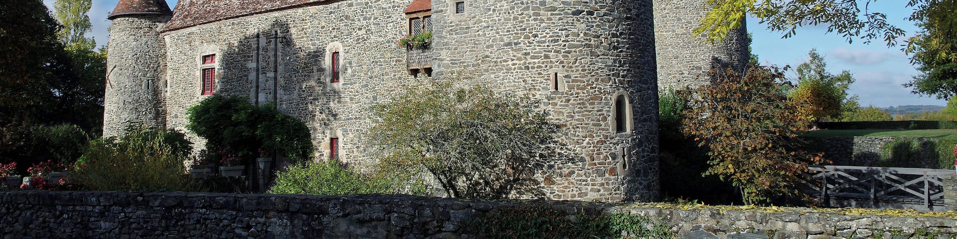 Cuzion (Indre) Château de Bonnu. Le château de Bonnu faisait partie d'un système de défense qui longeait la Creuse. L'origine de l'édifice serait une tour à signaux qui servait de relais entre les forteresses de Crozant, Châteaubrun, la Prune au Pot, Éguzon. On sait très peu de chose sur les premiers propriétaires de cette petite forteresse édifiée aux XIIIe et XIVe siècles. A partir du XVe siècle, parmi les propriétaires, on trouve : En 1439, Marguerite Remironne qui est veuve de Guillaume Vincent, seigneur de Bonnu. En 1613, Françoise de Poyenne (Poïenne), veuve de Jean Ajasson, offre un bout de terrain pour que le curé fasse construire une chapelle à Bonnu. Jean et Françoise auront trois enfant, une fille et deux garçons. Le cadet, Henri Ajasson héritera de la seigneurie de Bonnu (Bonhus). En 1768, Charles de Maussabré. Au 17ème siècle, la forteresse est rendue "habitable", par le percement de nouvelles fenêtres, des toitures qui recouvrent les chemins de ronde, les fossés qui sont rétrécis et le pont-levis qui est remplacé par un pont dormant en pierres rendant l'accès plus facile. Le donjon est également réduit de hauteur. Aux XVIIIe et XIXe siècles, le château est une simple propriété agricole. En 1906, une famille lyonnaise, les époux Sérullaz, achète le château. Henri Sérullaz entreprend d'importants travaux sous la direction de l'architecte Trolliet : Les toitures et les planchers sont rénovés, les douves qui étaient devenues des jardins potagers sont recreusées et remises en eau. La tour nord est reconstruite. Les hourds qui équipaient le sommet du donjon sont enlevés et remplacés par un toit. Les travaux dureront une vingtaine d'années. La soeur d'Henri Sérullaz était l'épouse du poète Maurice Rollinat*. Son fils, artiste peintre et conservateur du musée du Louvre, continue à entretenir la propriété. En 2002, les héritiers décident de vendre le château. Un an plus tard, la famille Chappaz s'en porte acquéreur et entretient depuis les bâtiments et les jardins avec beaucoup de goût. Le poète Maurice Rollinat était le fils de l'avocat François Rollinat qui fut député de l'Indre à l'Assemblée Constituante de 1848 et ami de George Sand. Clerc de notaire à Châteauroux, puis à Orléans, il se monte à Paris en 1867, sur les conseils de George Sand. Maurice Rollinat qui jouait également du piano, se produisait régulièrement au célèbre cabaret parisien le "Chat Noir". Il y chantait ses poèmes (et ceux de Baudelaire), en musique. Le 19 janvier 1878, Maurice Rollinat épouse Marie Sérullaz à Lyon. Il a 32 ans et elle, 23. Après un voyage de noces en Italie, le couple s'installe à Lyon dans la famille de Marie. La vie de province ne tarde pas à ennuyer le poète, et il convainc sa femme de quitter Lyon pour Paris. Maurice, à Paris, reprendra ses habitudes noctambules. Il meurt à Ivry en 1903 et est inhumé dans le cimetière Saint-Denis de Châteauroux. En justice de paix. Recueil "Paysages et paysans" (1899). Maurice Rollinat (1846-1903) Le vieux, contre la fenêtre, Fauve, en train de ruminer, Soudain s'entend condamner Au profit de ses trois maîtres. Il semble alors que son œil lent, Ayant défalqué l'assistance, Demande au grand Christ du mur blanc Ce qu'il pense de la sentence. Et quand le juge lui dit, froid : « Qu'avez-vous à répondre ? — Moi ! — Grince le vieux, pâle, et qui tremble, — J' n'ai rien à vous répondr' du tout Si c' n'est qu' vous êt' quat' chiens ensemble Pour manger un malheureux loup ! » Voir : www.sites-valleedespeintres.com/page44.html