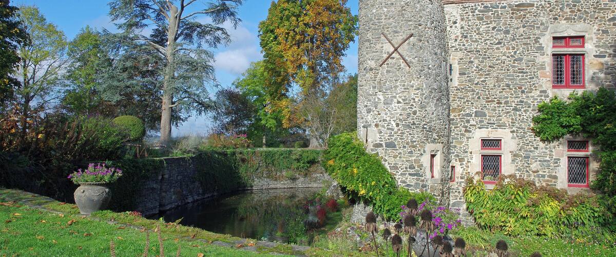 Cuzion (Indre) Château de Bonnu. Le château de Bonnu faisait partie d'un système de défense qui longeait la Creuse. L'origine de l'édifice serait une tour à signaux qui servait de relais entre les forteresses de Crozant, Châteaubrun, la Prune au Pot, Éguzon. On sait très peu de chose sur les premiers propriétaires de cette petite forteresse édifiée aux XIIIe et XIVe siècles. A partir du XVe siècle, parmi les propriétaires, on trouve : En 1439, Marguerite Remironne qui est veuve de Guillaume Vincent, seigneur de Bonnu. En 1613, Françoise de Poyenne (Poïenne), veuve de Jean Ajasson, offre un bout de terrain pour que le curé fasse construire une chapelle à Bonnu. Jean et Françoise auront trois enfant, une fille et deux garçons. Le cadet, Henri Ajasson héritera de la seigneurie de Bonnu (Bonhus). En 1768, Charles de Maussabré. Au 17ème siècle, la forteresse est rendue "habitable", par le percement de nouvelles fenêtres, des toitures qui recouvrent les chemins de ronde, les fossés qui sont rétrécis et le pont-levis qui est remplacé par un pont dormant en pierres rendant l'accès plus facile. Le donjon est également réduit de hauteur. Aux XVIIIe et XIXe siècles, le château est une simple propriété agricole. En 1906, une famille lyonnaise, les époux Sérullaz, achète le château. Henri Sérullaz entreprend d'importants travaux sous la direction de l'architecte Trolliet : Les toitures et les planchers sont rénovés, les douves qui étaient devenues des jardins potagers sont recreusées et remises en eau. La tour nord est reconstruite. Les hourds qui équipaient le sommet du donjon sont enlevés et remplacés par un toit. Les travaux dureront une vingtaine d'années. La soeur d'Henri Sérullaz était l'épouse du poète Maurice Rollinat*. Son fils, artiste peintre et conservateur du musée du Louvre, continue à entretenir la propriété. En 2002, les héritiers décident de vendre le château. Un an plus tard, la famille Chappaz s'en porte acquéreur et entretient depuis les bâtiments et les jardins avec beaucoup de goût. Le poète Maurice Rollinat était le fils de l'avocat François Rollinat qui fut député de l'Indre à l'Assemblée Constituante de 1848 et ami de George Sand. Clerc de notaire à Châteauroux, puis à Orléans, il se monte à Paris en 1867, sur les conseils de George Sand. Maurice Rollinat qui jouait également du piano, se produisait régulièrement au célèbre cabaret parisien le "Chat Noir". Il y chantait ses poèmes (et ceux de Baudelaire), en musique. Le 19 janvier 1878, Maurice Rollinat épouse Marie Sérullaz à Lyon. Il a 32 ans et elle, 23. Après un voyage de noces en Italie, le couple s'installe à Lyon dans la famille de Marie. La vie de province ne tarde pas à ennuyer le poète, et il convainc sa femme de quitter Lyon pour Paris. Maurice, à Paris, reprendra ses habitudes noctambules. Il meurt à Ivry en 1903 et est inhumé dans le cimetière Saint-Denis de Châteauroux. En justice de paix. Recueil "Paysages et paysans" (1899). Maurice Rollinat (1846-1903) Le vieux, contre la fenêtre, Fauve, en train de ruminer, Soudain s'entend condamner Au profit de ses trois maîtres. Il semble alors que son œil lent, Ayant défalqué l'assistance, Demande au grand Christ du mur blanc Ce qu'il pense de la sentence. Et quand le juge lui dit, froid : « Qu'avez-vous à répondre ? — Moi ! — Grince le vieux, pâle, et qui tremble, — J' n'ai rien à vous répondr' du tout Si c' n'est qu' vous êt' quat' chiens ensemble Pour manger un malheureux loup ! » Voir : www.sites-valleedespeintres.com/page44.html