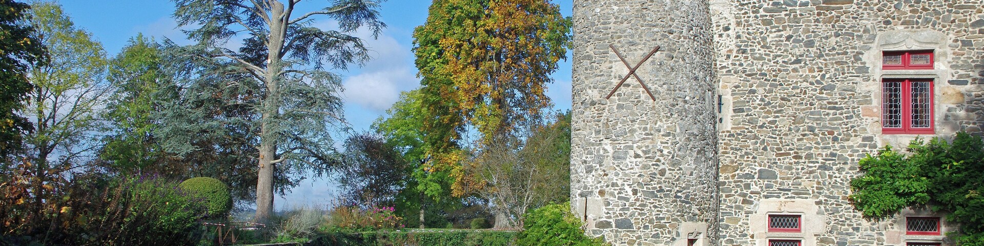 Cuzion (Indre) Château de Bonnu. Le château de Bonnu faisait partie d'un système de défense qui longeait la Creuse. L'origine de l'édifice serait une tour à signaux qui servait de relais entre les forteresses de Crozant, Châteaubrun, la Prune au Pot, Éguzon. On sait très peu de chose sur les premiers propriétaires de cette petite forteresse édifiée aux XIIIe et XIVe siècles. A partir du XVe siècle, parmi les propriétaires, on trouve : En 1439, Marguerite Remironne qui est veuve de Guillaume Vincent, seigneur de Bonnu. En 1613, Françoise de Poyenne (Poïenne), veuve de Jean Ajasson, offre un bout de terrain pour que le curé fasse construire une chapelle à Bonnu. Jean et Françoise auront trois enfant, une fille et deux garçons. Le cadet, Henri Ajasson héritera de la seigneurie de Bonnu (Bonhus). En 1768, Charles de Maussabré. Au 17ème siècle, la forteresse est rendue "habitable", par le percement de nouvelles fenêtres, des toitures qui recouvrent les chemins de ronde, les fossés qui sont rétrécis et le pont-levis qui est remplacé par un pont dormant en pierres rendant l'accès plus facile. Le donjon est également réduit de hauteur. Aux XVIIIe et XIXe siècles, le château est une simple propriété agricole. En 1906, une famille lyonnaise, les époux Sérullaz, achète le château. Henri Sérullaz entreprend d'importants travaux sous la direction de l'architecte Trolliet : Les toitures et les planchers sont rénovés, les douves qui étaient devenues des jardins potagers sont recreusées et remises en eau. La tour nord est reconstruite. Les hourds qui équipaient le sommet du donjon sont enlevés et remplacés par un toit. Les travaux dureront une vingtaine d'années. La soeur d'Henri Sérullaz était l'épouse du poète Maurice Rollinat*. Son fils, artiste peintre et conservateur du musée du Louvre, continue à entretenir la propriété. En 2002, les héritiers décident de vendre le château. Un an plus tard, la famille Chappaz s'en porte acquéreur et entretient depuis les bâtiments et les jardins avec beaucoup de goût. Le poète Maurice Rollinat était le fils de l'avocat François Rollinat qui fut député de l'Indre à l'Assemblée Constituante de 1848 et ami de George Sand. Clerc de notaire à Châteauroux, puis à Orléans, il se monte à Paris en 1867, sur les conseils de George Sand. Maurice Rollinat qui jouait également du piano, se produisait régulièrement au célèbre cabaret parisien le "Chat Noir". Il y chantait ses poèmes (et ceux de Baudelaire), en musique. Le 19 janvier 1878, Maurice Rollinat épouse Marie Sérullaz à Lyon. Il a 32 ans et elle, 23. Après un voyage de noces en Italie, le couple s'installe à Lyon dans la famille de Marie. La vie de province ne tarde pas à ennuyer le poète, et il convainc sa femme de quitter Lyon pour Paris. Maurice, à Paris, reprendra ses habitudes noctambules. Il meurt à Ivry en 1903 et est inhumé dans le cimetière Saint-Denis de Châteauroux. En justice de paix. Recueil "Paysages et paysans" (1899). Maurice Rollinat (1846-1903) Le vieux, contre la fenêtre, Fauve, en train de ruminer, Soudain s'entend condamner Au profit de ses trois maîtres. Il semble alors que son œil lent, Ayant défalqué l'assistance, Demande au grand Christ du mur blanc Ce qu'il pense de la sentence. Et quand le juge lui dit, froid : « Qu'avez-vous à répondre ? — Moi ! — Grince le vieux, pâle, et qui tremble, — J' n'ai rien à vous répondr' du tout Si c' n'est qu' vous êt' quat' chiens ensemble Pour manger un malheureux loup ! » Voir : www.sites-valleedespeintres.com/page44.html