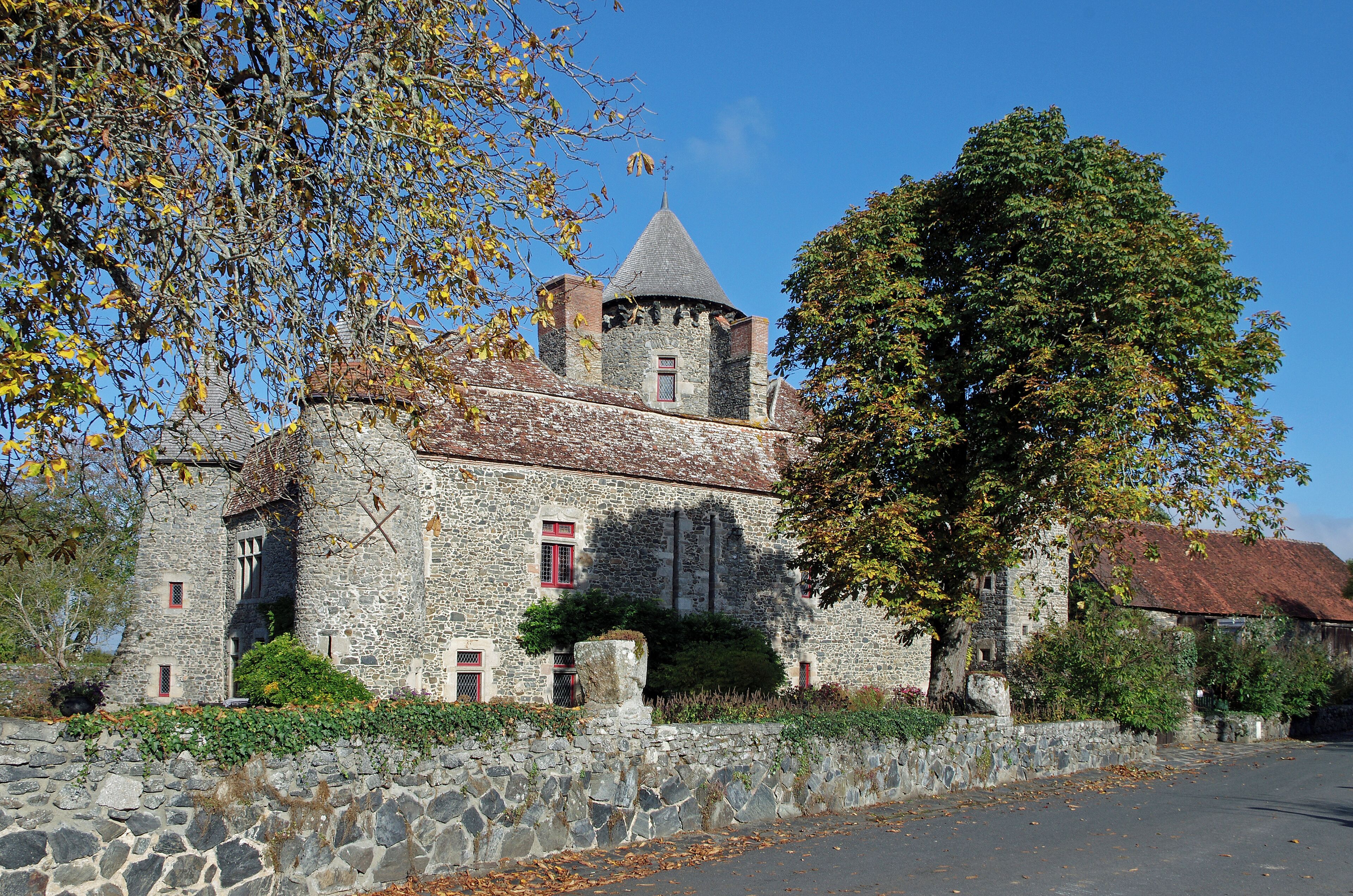 Cuzion (Indre) Château de Bonnu. Le château de Bonnu faisait partie d'un système de défense qui longeait la Creuse. L'origine de l'édifice serait une tour à signaux qui servait de relais entre les forteresses de Crozant, Châteaubrun, la Prune au Pot, Éguzon. On sait très peu de chose sur les premiers propriétaires de cette petite forteresse édifiée aux XIIIe et XIVe siècles. A partir du XVe siècle, parmi les propriétaires, on trouve : En 1439, Marguerite Remironne qui est veuve de Guillaume Vincent, seigneur de Bonnu. En 1613, Françoise de Poyenne (Poïenne), veuve de Jean Ajasson, offre un bout de terrain pour que le curé fasse construire une chapelle à Bonnu. Jean et Françoise auront trois enfant, une fille et deux garçons. Le cadet, Henri Ajasson héritera de la seigneurie de Bonnu (Bonhus). En 1768, Charles de Maussabré. Au 17ème siècle, la forteresse est rendue "habitable", par le percement de nouvelles fenêtres, des toitures qui recouvrent les chemins de ronde, les fossés qui sont rétrécis et le pont-levis qui est remplacé par un pont dormant en pierres rendant l'accès plus facile. Le donjon est également réduit de hauteur. Aux XVIIIe et XIXe siècles, le château est une simple propriété agricole. En 1906, une famille lyonnaise, les époux Sérullaz, achète le château. Henri Sérullaz entreprend d'importants travaux sous la direction de l'architecte Trolliet : Les toitures et les planchers sont rénovés, les douves qui étaient devenues des jardins potagers sont recreusées et remises en eau. La tour nord est reconstruite. Les hourds qui équipaient le sommet du donjon sont enlevés et remplacés par un toit. Les travaux dureront une vingtaine d'années. La soeur d'Henri Sérullaz était l'épouse du poète Maurice Rollinat*. Son fils, artiste peintre et conservateur du musée du Louvre, continue à entretenir la propriété. En 2002, les héritiers décident de vendre le château. Un an plus tard, la famille Chappaz s'en porte acquéreur et entretient depuis les bâtiments et les jardins avec beaucoup de goût. Le poète Maurice Rollinat était le fils de l'avocat François Rollinat qui fut député de l'Indre à l'Assemblée Constituante de 1848 et ami de George Sand. Clerc de notaire à Châteauroux, puis à Orléans, il se monte à Paris en 1867, sur les conseils de George Sand. Maurice Rollinat qui jouait également du piano, se produisait régulièrement au célèbre cabaret parisien le "Chat Noir". Il y chantait ses poèmes (et ceux de Baudelaire), en musique. Le 19 janvier 1878, Maurice Rollinat épouse Marie Sérullaz à Lyon. Il a 32 ans et elle, 23. Après un voyage de noces en Italie, le couple s'installe à Lyon dans la famille de Marie. La vie de province ne tarde pas à ennuyer le poète, et il convainc sa femme de quitter Lyon pour Paris. Maurice, à Paris, reprendra ses habitudes noctambules. Il meurt à Ivry en 1903 et est inhumé dans le cimetière Saint-Denis de Châteauroux. En justice de paix. Recueil "Paysages et paysans" (1899). Maurice Rollinat (1846-1903) Le vieux, contre la fenêtre, Fauve, en train de ruminer, Soudain s'entend condamner Au profit de ses trois maîtres. Il semble alors que son œil lent, Ayant défalqué l'assistance, Demande au grand Christ du mur blanc Ce qu'il pense de la sentence. Et quand le juge lui dit, froid : « Qu'avez-vous à répondre ? — Moi ! — Grince le vieux, pâle, et qui tremble, — J' n'ai rien à vous répondr' du tout Si c' n'est qu' vous êt' quat' chiens ensemble Pour manger un malheureux loup ! » Voir : www.sites-valleedespeintres.com/page44.html