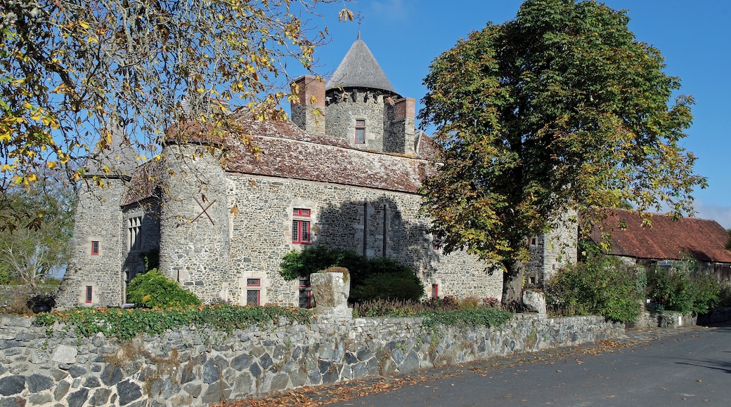 Cuzion (Indre) Château de Bonnu. Le château de Bonnu faisait partie d'un système de défense qui longeait la Creuse. L'origine de l'édifice serait une tour à signaux qui servait de relais entre les forteresses de Crozant, Châteaubrun, la Prune au Pot, Éguzon. On sait très peu de chose sur les premiers propriétaires de cette petite forteresse édifiée aux XIIIe et XIVe siècles. A partir du XVe siècle, parmi les propriétaires, on trouve : En 1439, Marguerite Remironne qui est veuve de Guillaume Vincent, seigneur de Bonnu. En 1613, Françoise de Poyenne (Poïenne), veuve de Jean Ajasson, offre un bout de terrain pour que le curé fasse construire une chapelle à Bonnu. Jean et Françoise auront trois enfant, une fille et deux garçons. Le cadet, Henri Ajasson héritera de la seigneurie de Bonnu (Bonhus). En 1768, Charles de Maussabré. Au 17ème siècle, la forteresse est rendue "habitable", par le percement de nouvelles fenêtres, des toitures qui recouvrent les chemins de ronde, les fossés qui sont rétrécis et le pont-levis qui est remplacé par un pont dormant en pierres rendant l'accès plus facile. Le donjon est également réduit de hauteur. Aux XVIIIe et XIXe siècles, le château est une simple propriété agricole. En 1906, une famille lyonnaise, les époux Sérullaz, achète le château. Henri Sérullaz entreprend d'importants travaux sous la direction de l'architecte Trolliet : Les toitures et les planchers sont rénovés, les douves qui étaient devenues des jardins potagers sont recreusées et remises en eau. La tour nord est reconstruite. Les hourds qui équipaient le sommet du donjon sont enlevés et remplacés par un toit. Les travaux dureront une vingtaine d'années. La soeur d'Henri Sérullaz était l'épouse du poète Maurice Rollinat*. Son fils, artiste peintre et conservateur du musée du Louvre, continue à entretenir la propriété. En 2002, les héritiers décident de vendre le château. Un an plus tard, la famille Chappaz s'en porte acquéreur et entretient depuis les bâtiments et les jardins avec beaucoup de goût. Le poète Maurice Rollinat était le fils de l'avocat François Rollinat qui fut député de l'Indre à l'Assemblée Constituante de 1848 et ami de George Sand. Clerc de notaire à Châteauroux, puis à Orléans, il se monte à Paris en 1867, sur les conseils de George Sand. Maurice Rollinat qui jouait également du piano, se produisait régulièrement au célèbre cabaret parisien le "Chat Noir". Il y chantait ses poèmes (et ceux de Baudelaire), en musique. Le 19 janvier 1878, Maurice Rollinat épouse Marie Sérullaz à Lyon. Il a 32 ans et elle, 23. Après un voyage de noces en Italie, le couple s'installe à Lyon dans la famille de Marie. La vie de province ne tarde pas à ennuyer le poète, et il convainc sa femme de quitter Lyon pour Paris. Maurice, à Paris, reprendra ses habitudes noctambules. Il meurt à Ivry en 1903 et est inhumé dans le cimetière Saint-Denis de Châteauroux. En justice de paix. Recueil "Paysages et paysans" (1899). Maurice Rollinat (1846-1903) Le vieux, contre la fenêtre, Fauve, en train de ruminer, Soudain s'entend condamner Au profit de ses trois maîtres. Il semble alors que son œil lent, Ayant défalqué l'assistance, Demande au grand Christ du mur blanc Ce qu'il pense de la sentence. Et quand le juge lui dit, froid : « Qu'avez-vous à répondre ? — Moi ! — Grince le vieux, pâle, et qui tremble, — J' n'ai rien à vous répondr' du tout Si c' n'est qu' vous êt' quat' chiens ensemble Pour manger un malheureux loup ! » Voir : www.sites-valleedespeintres.com/page44.html