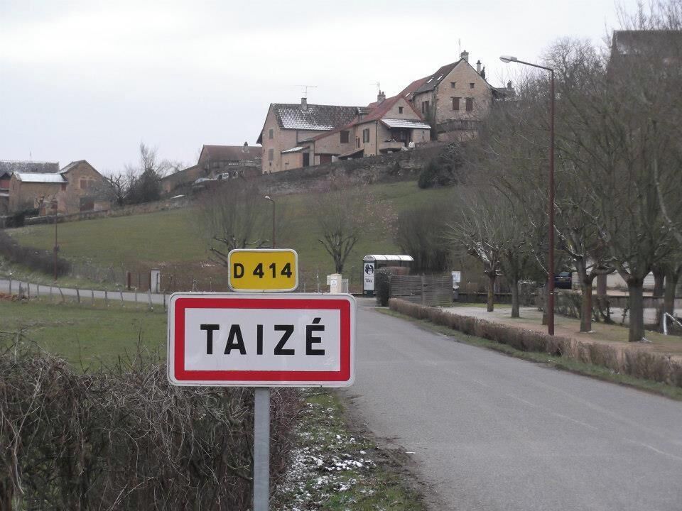 A rural road with a sign indicating 'TAIZÉ' and a yellow sign with 'D 414'.