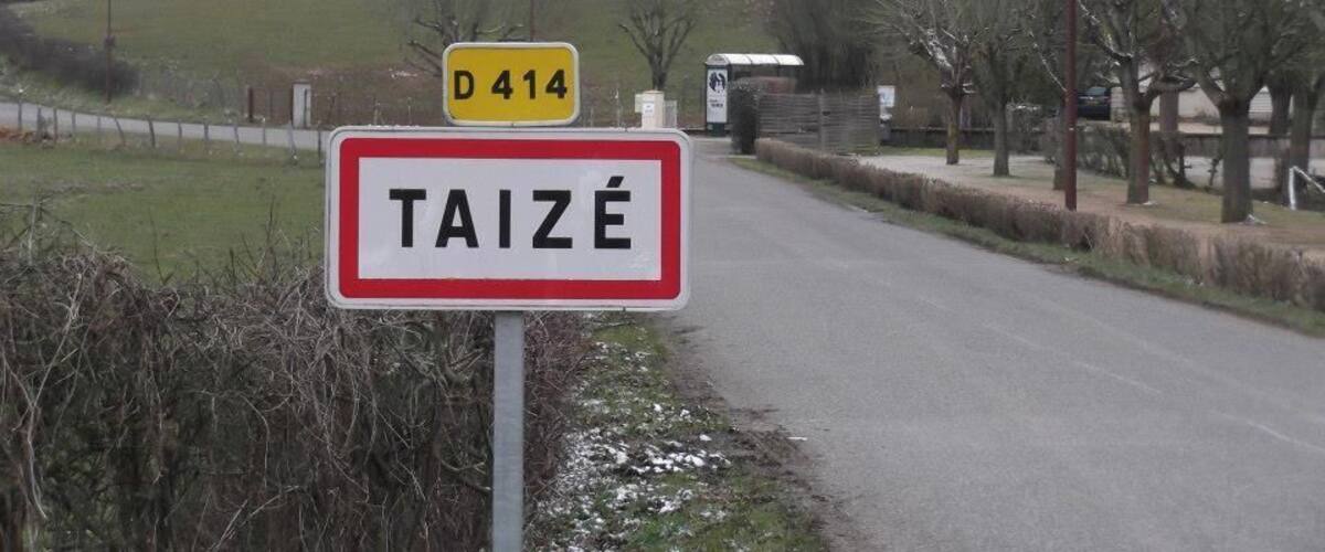 A rural road with a sign indicating 'TAIZÉ' and a yellow sign with 'D 414'.