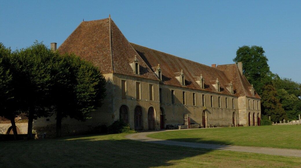 This building is indexed in the Base Mรฉrimรฉe, a database of architectural heritage maintained by the French Ministry of Culture, under the reference PA00113483 .