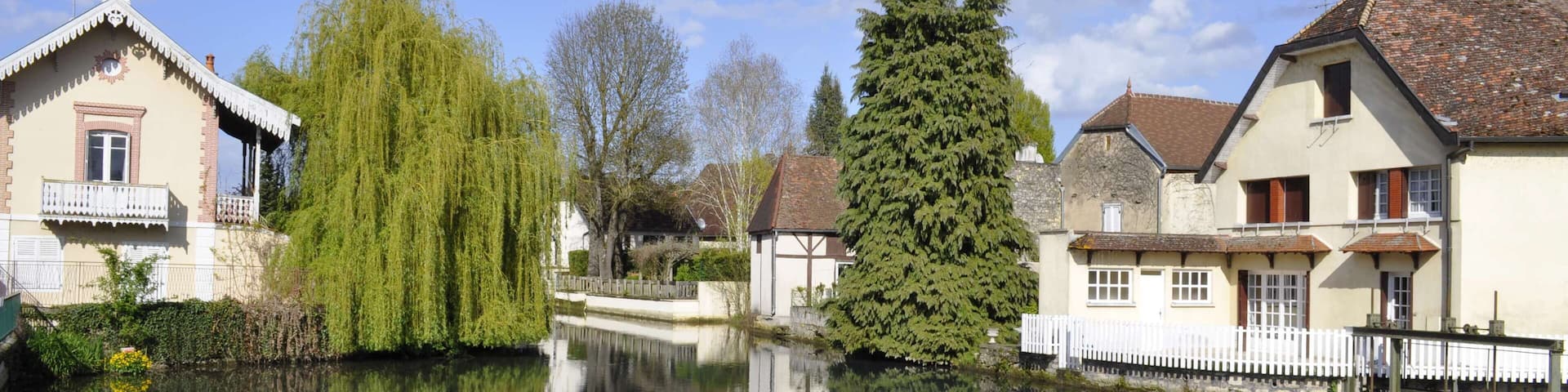 La Bèze au centre de Mirebeau-sur-Bèze (Côte d'Or).