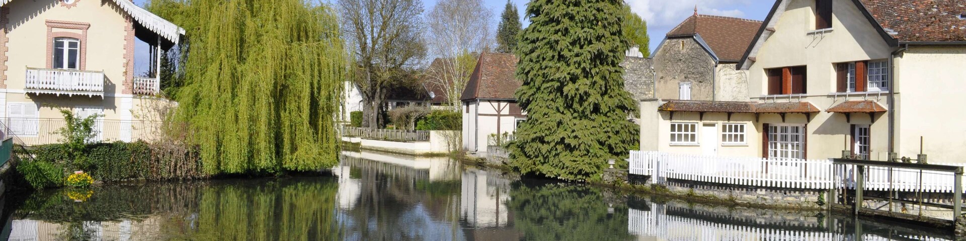 La Bèze au centre de Mirebeau-sur-Bèze (Côte d'Or).