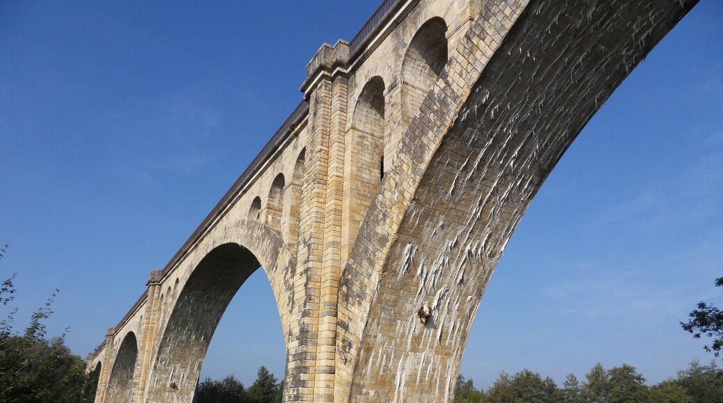 Oisilly, (Côte-d'Or) France. Le viaduc ferroviaire de la ligne désaffectée de Ligne de Saint-Julien à Gray