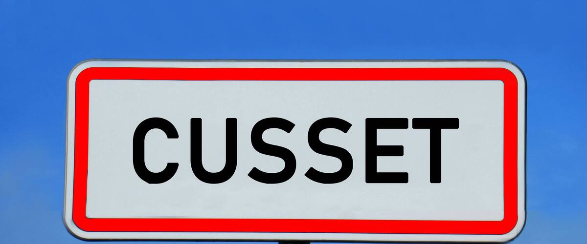 A road sign with the word "CUSSET" on it.