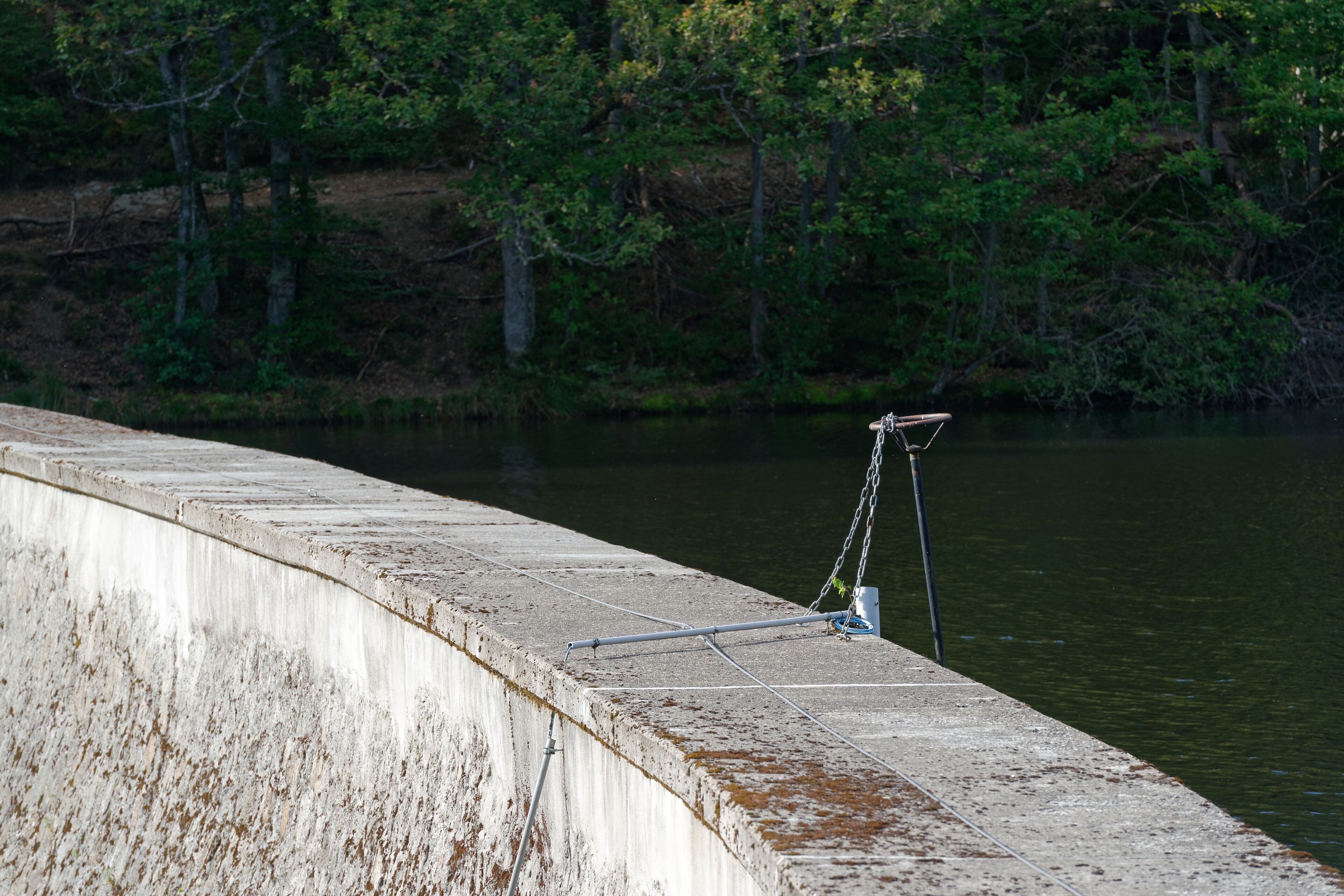 Le barrage de la Muratte, situé à la frontière des communes de Palladuc et de Saint-Victor-Montvianeix. Il sert de réserve d'eau potable pour la ville de Thiers.