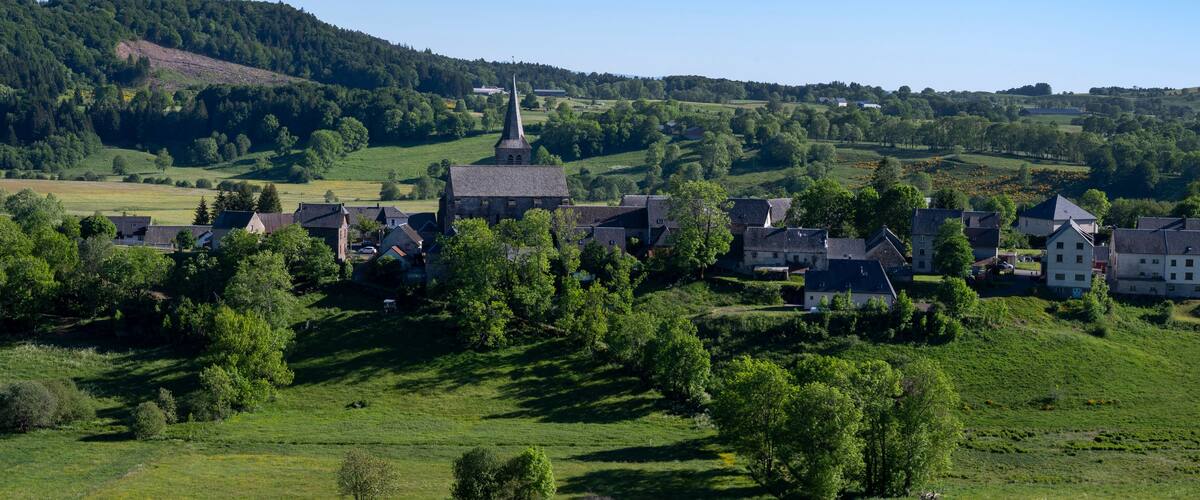 Le village pittoresque de Chastreix dans les Monts Dore dans le massif du Sancy dans le département du Puy-de-Dôme au printemps en France