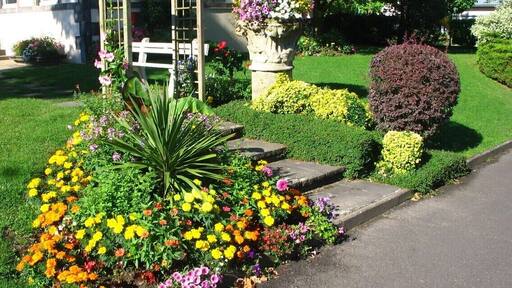 Localité d'un peu plus de 2500 hab. située au N-E du Puy de Dôme. Sur l'axe liant Thiers, 15 km au sud par la D906, à Vichy, 20, au nord, Puy-Guillaume est surtout connue par sa verrerie O-I (Owens-Illinois). Le centre-ville n'est toutefois pas dépourvu d'attraits...