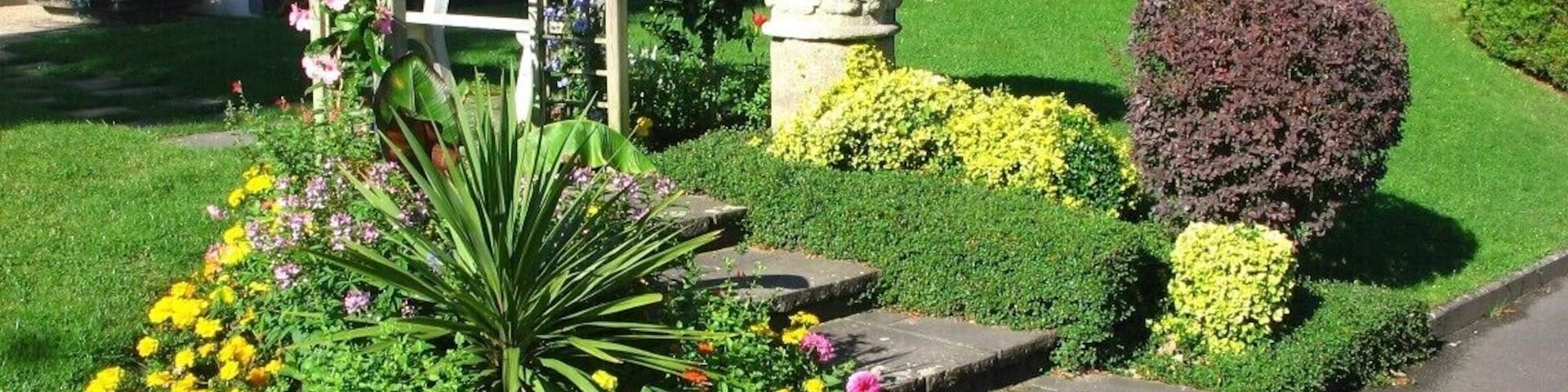 Localité d'un peu plus de 2500 hab. située au N-E du Puy de Dôme. Sur l'axe liant Thiers, 15 km au sud par la D906, à Vichy, 20, au nord, Puy-Guillaume est surtout connue par sa verrerie O-I (Owens-Illinois). Le centre-ville n'est toutefois pas dépourvu d'attraits...