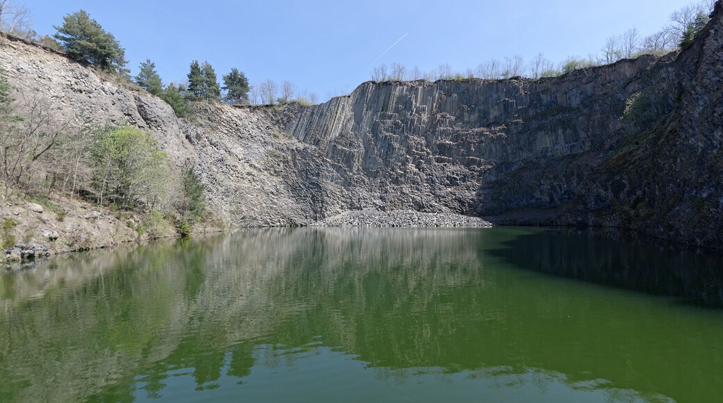 Orgues basaltiques de Montpeloux, au Saillant (Puy-de-Dôme), vues depuis la plate-forme d'observation sur l'eau.