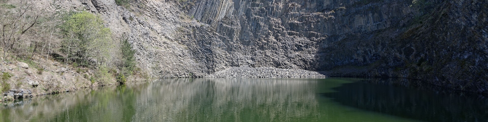 Orgues basaltiques de Montpeloux, au Saillant (Puy-de-DĂŽme), vues depuis la plate-forme d'observation sur l'eau.